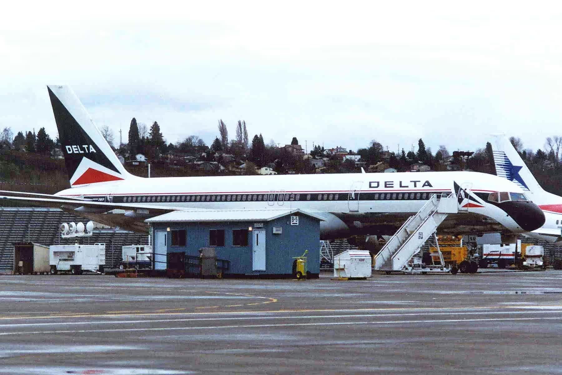 N645DL — Twin-engine aircraft