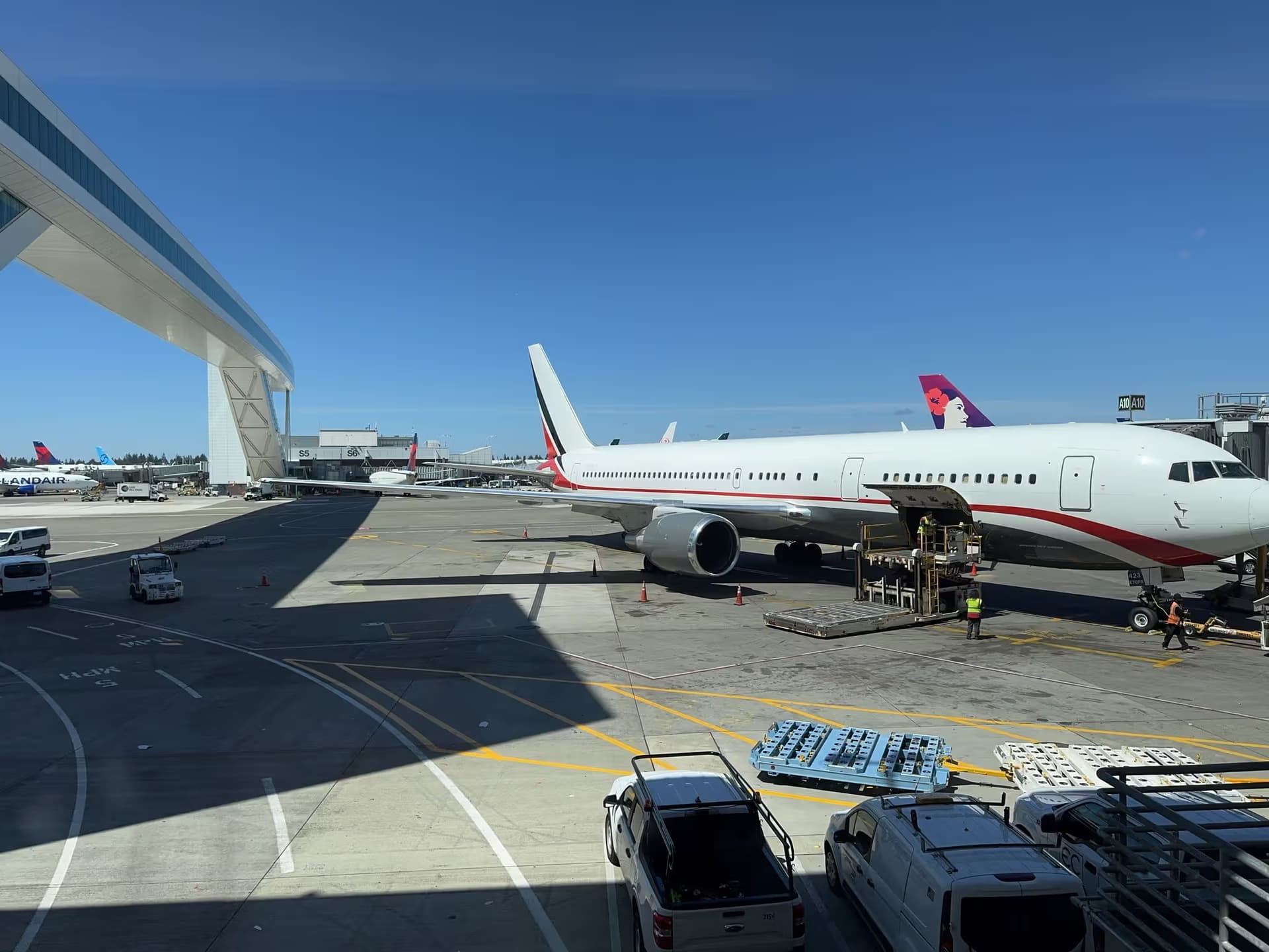 N423AX — Boeing 767-324 at Seattle–Tacoma International Airport