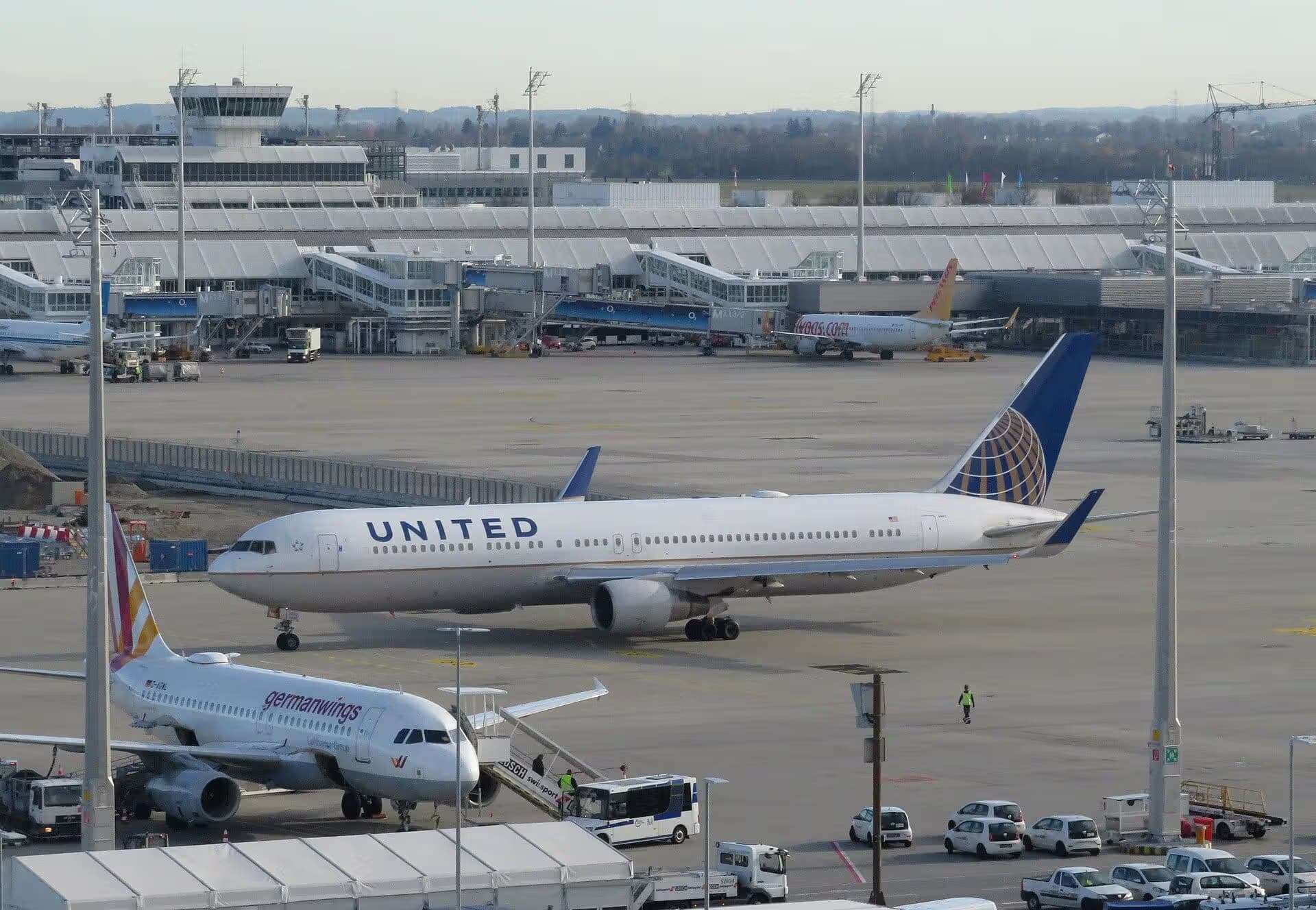 N642UA — Twin-engine aircraft at Munich Airport