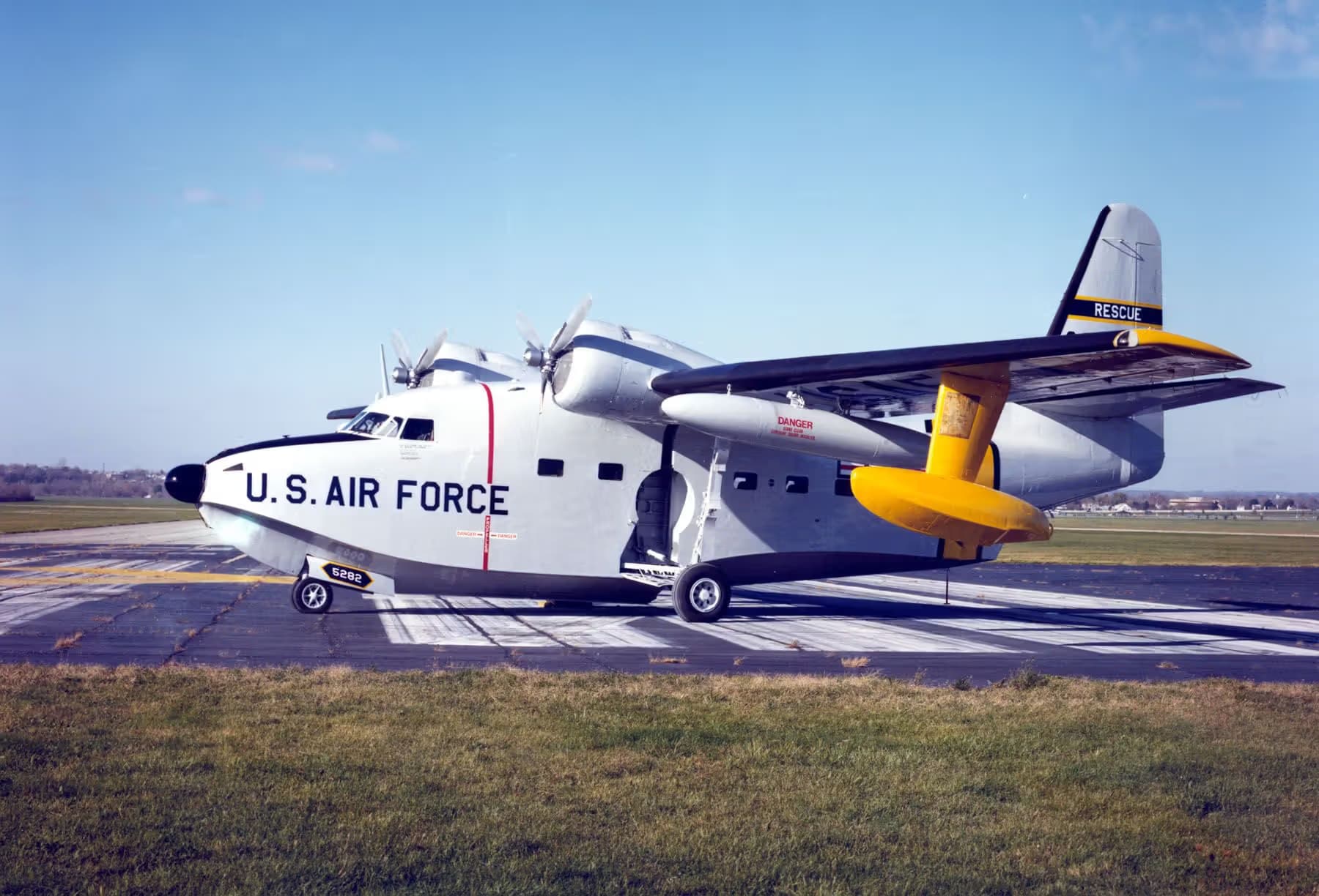 Unidentified — Twin-engine aircraft