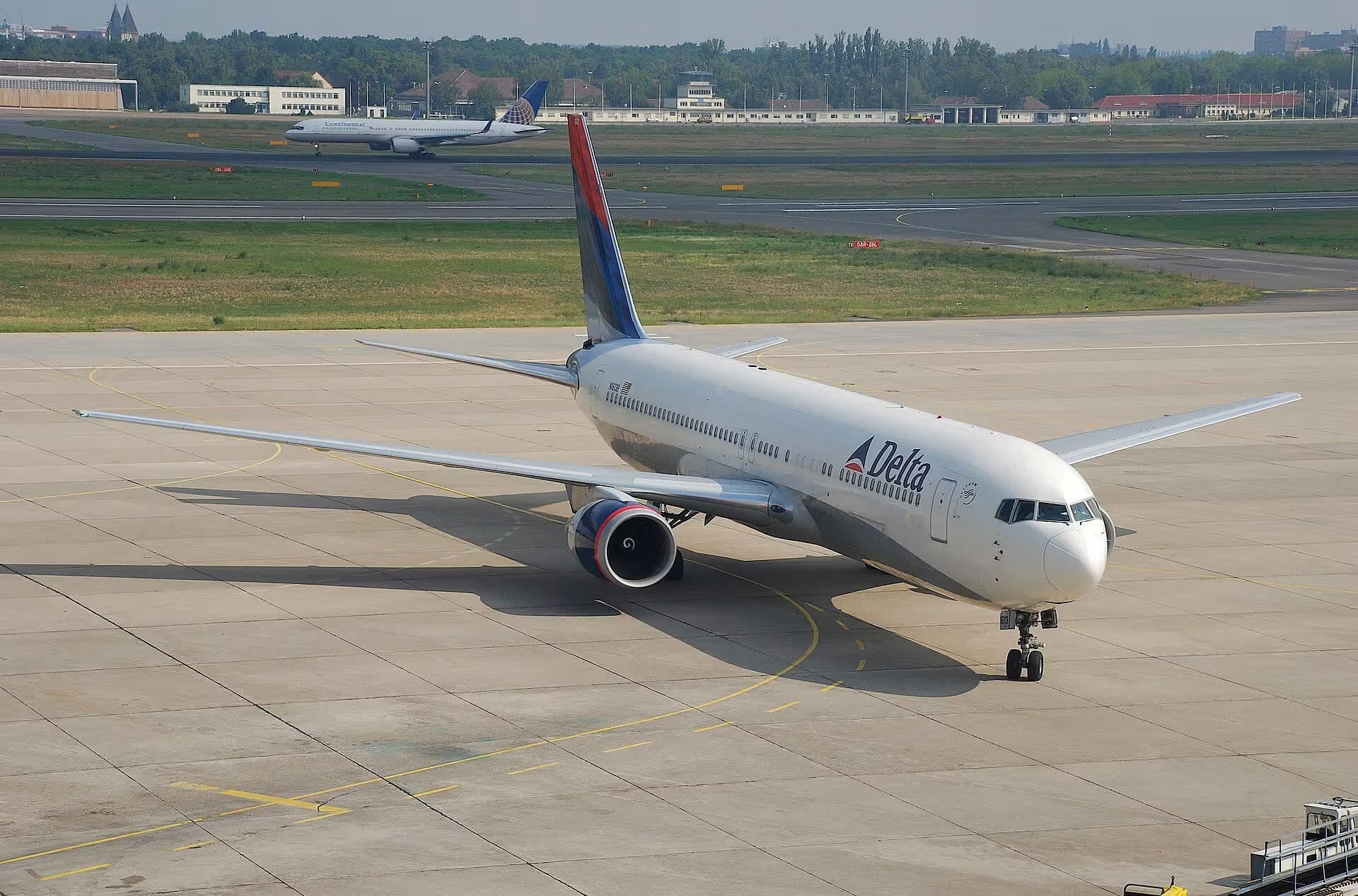 N1613B — Twin-engine aircraft