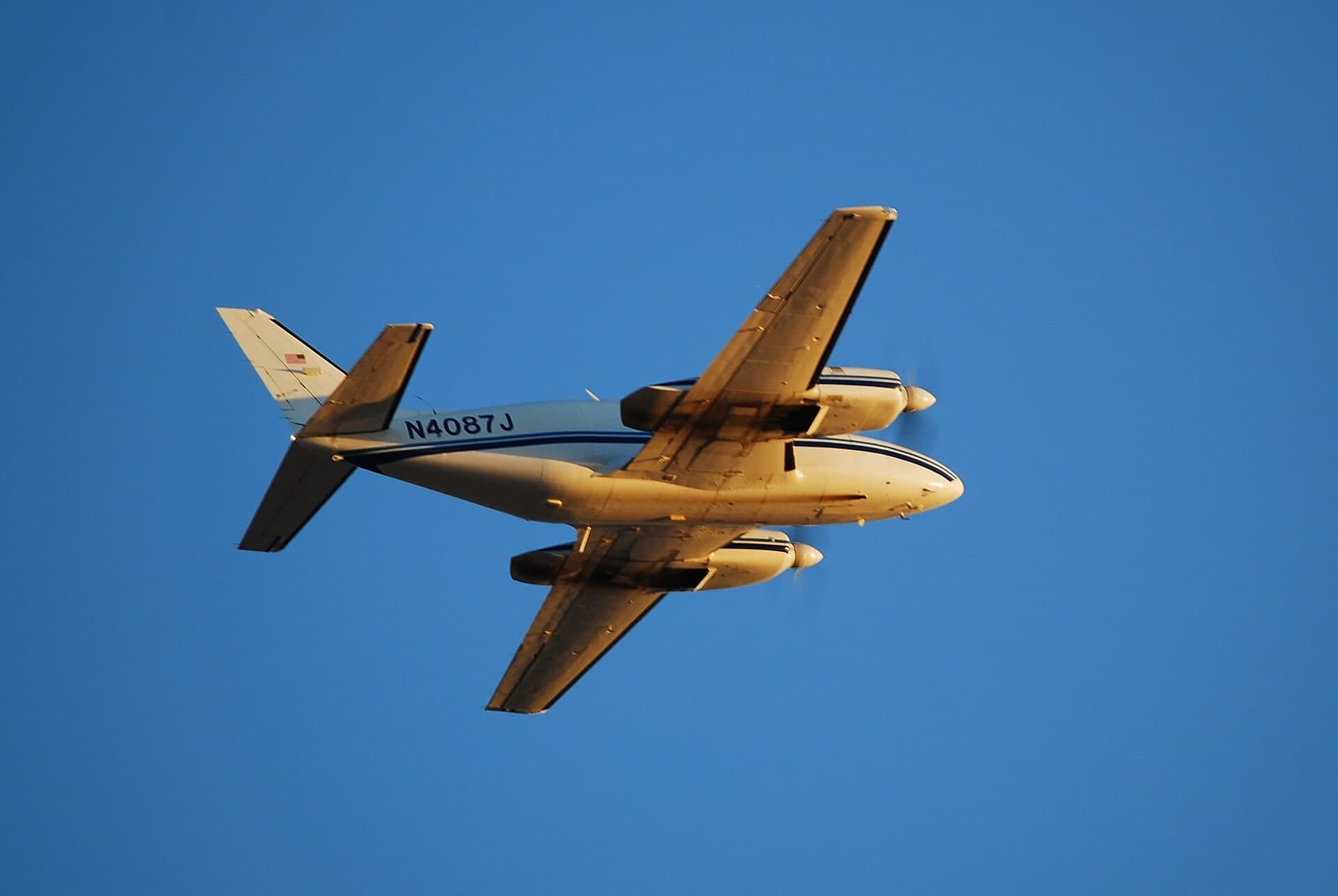N4087J — Twin-engine aircraft