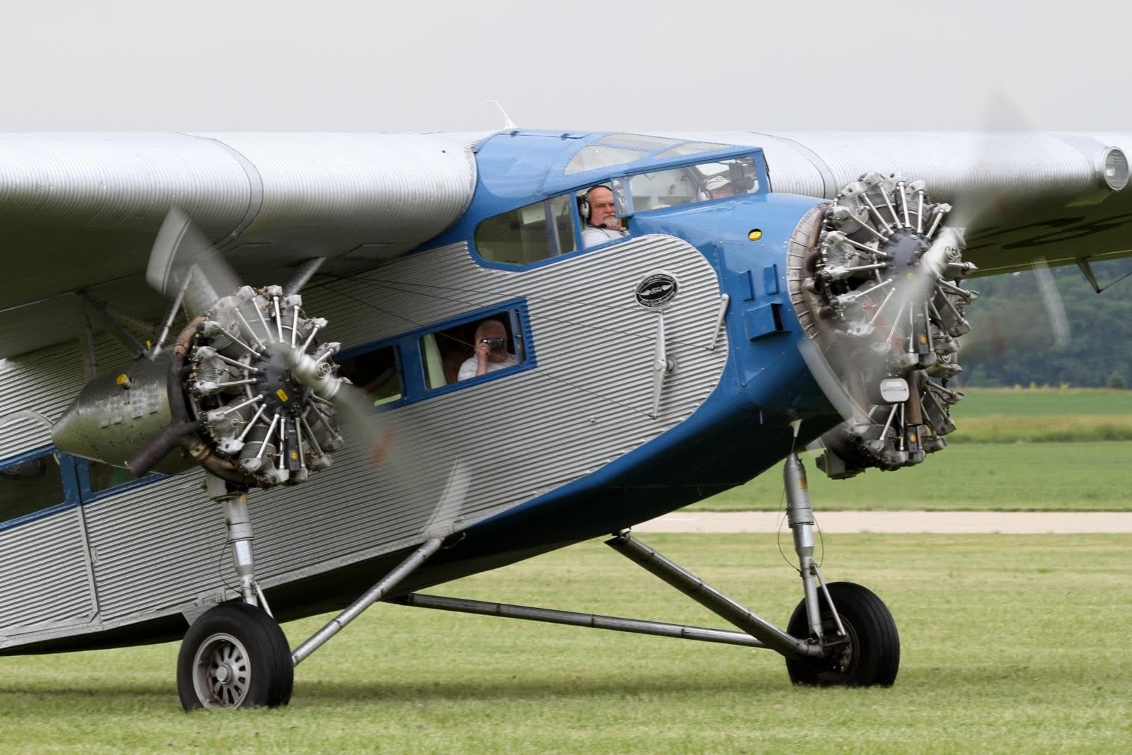 N8407 — Twin-engine aircraft