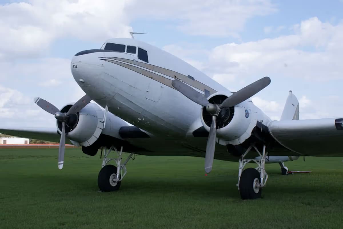 N839M — Twin-engine aircraft