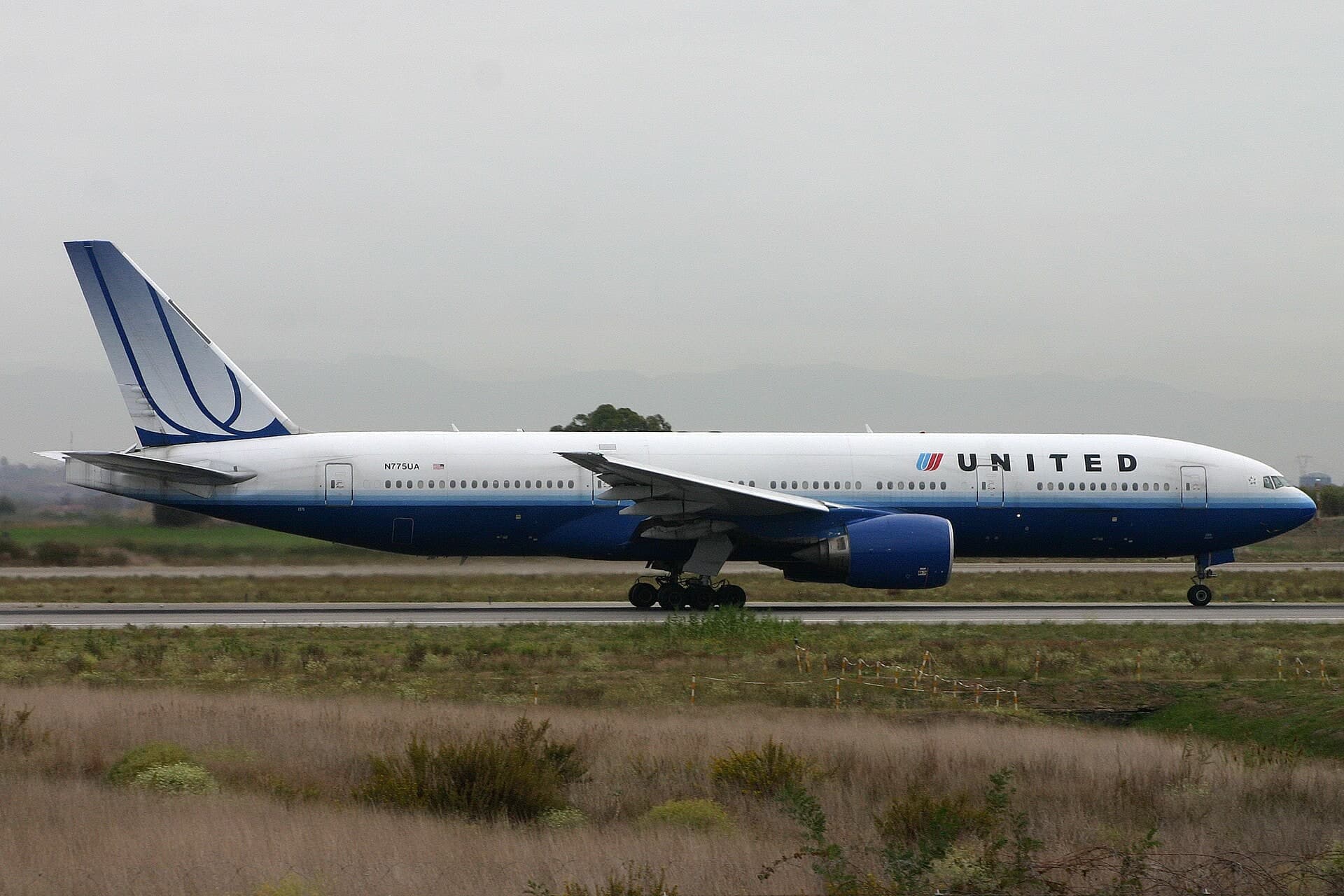 N775UA — Twin-engine aircraft