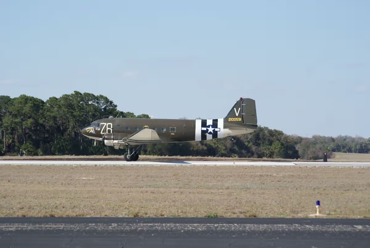 Unidentified — Twin-engine aircraft