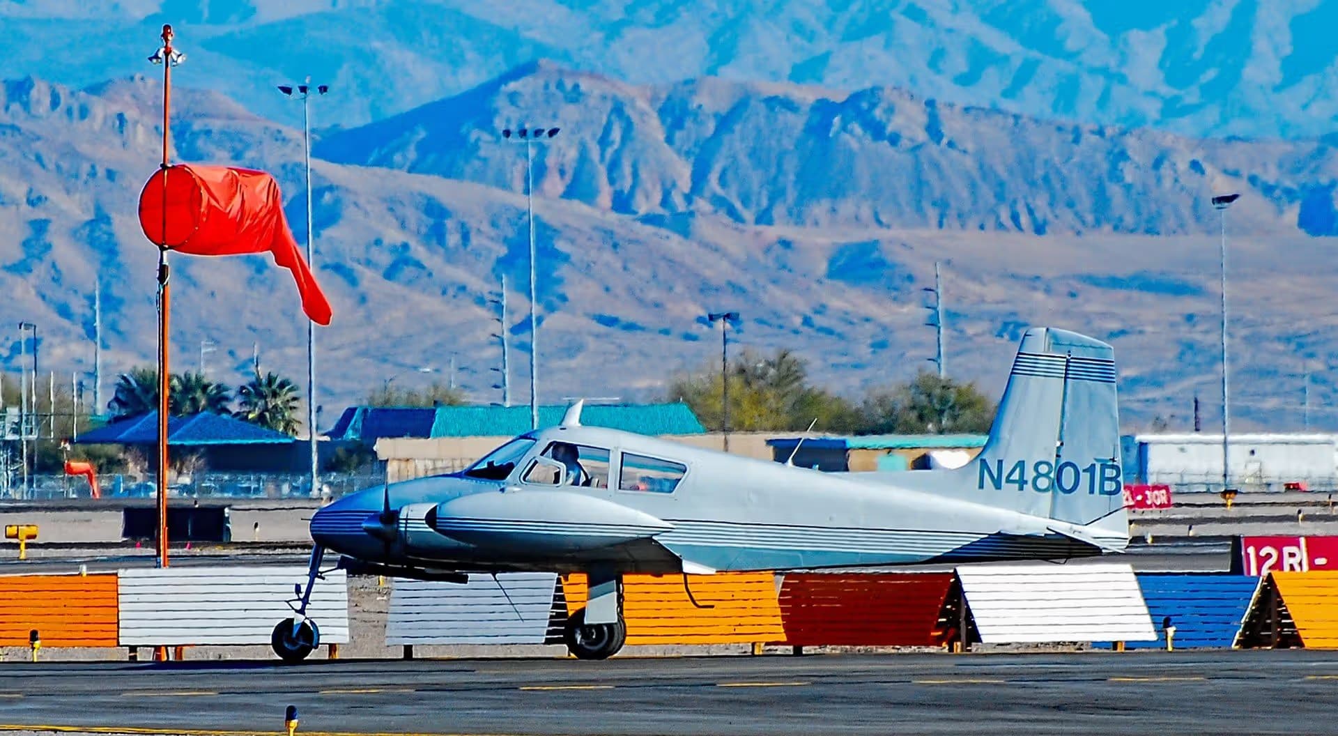 N4801B — Twin-engine aircraft