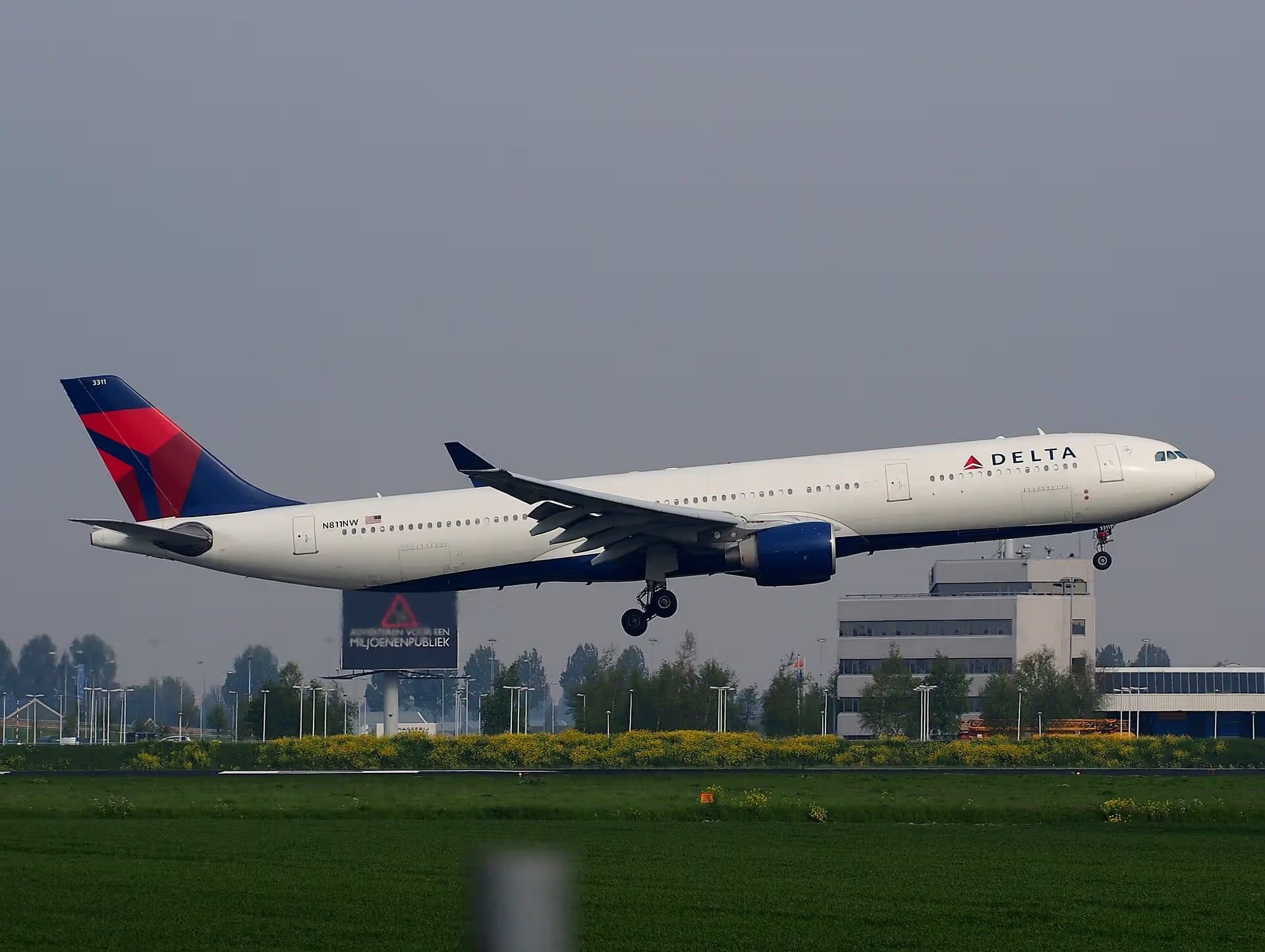 N811NW — Twin-engine aircraft