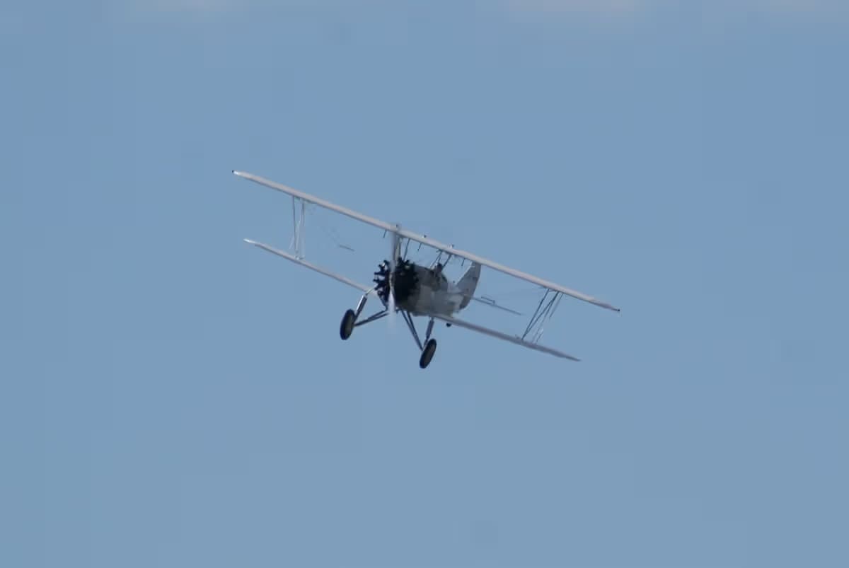 Unidentified — Single-engine aircraft