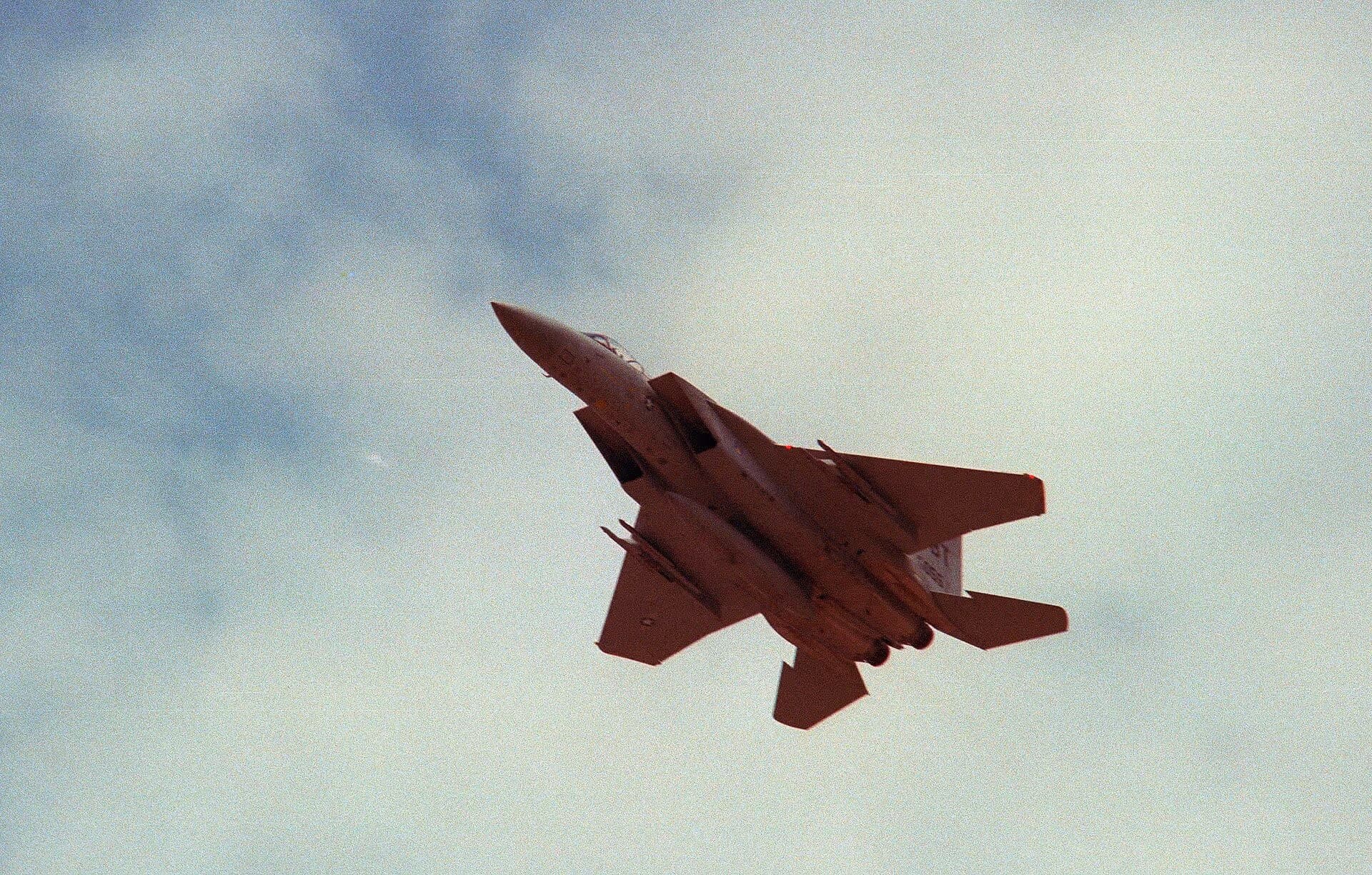 Unidentified — Twin-engine aircraft