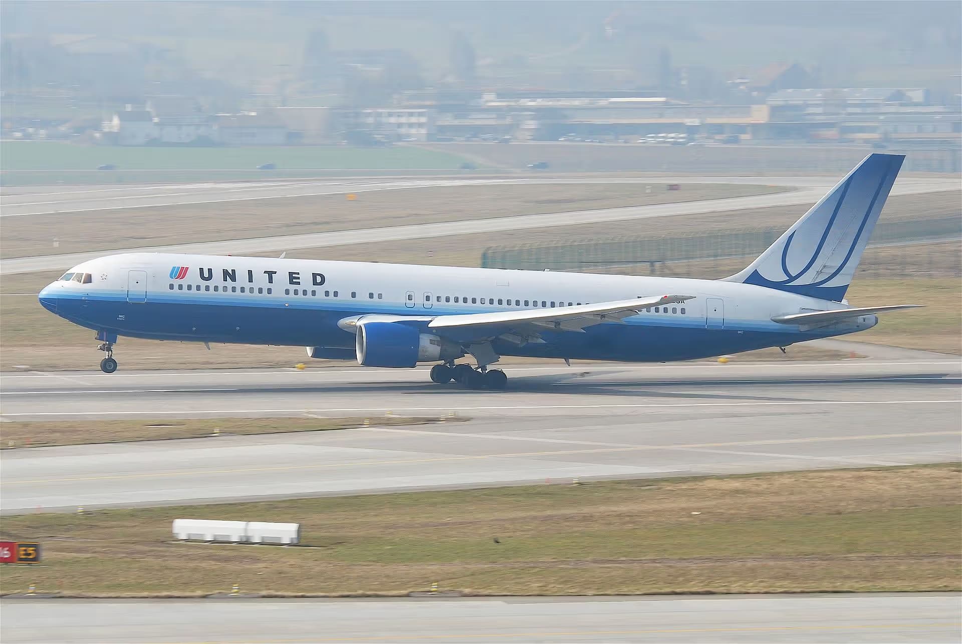 N642UA — Twin-engine aircraft
