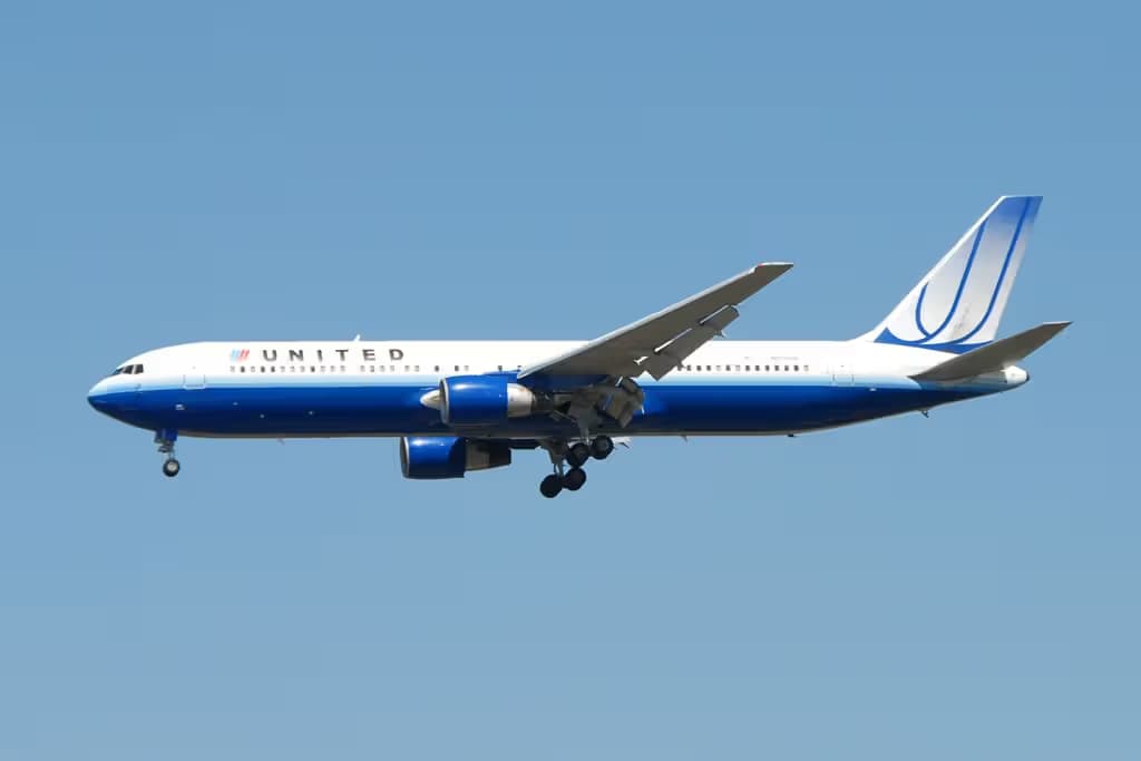 N651UA — Twin-engine aircraft