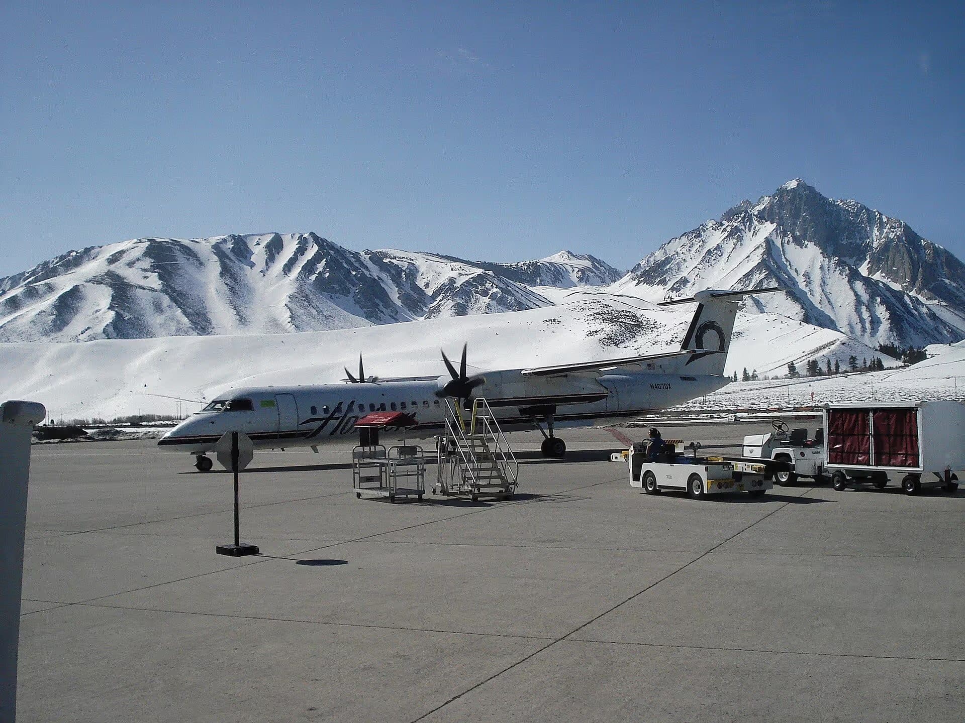 N407QX — Bombardier at Mammoth Yosemite Airport
