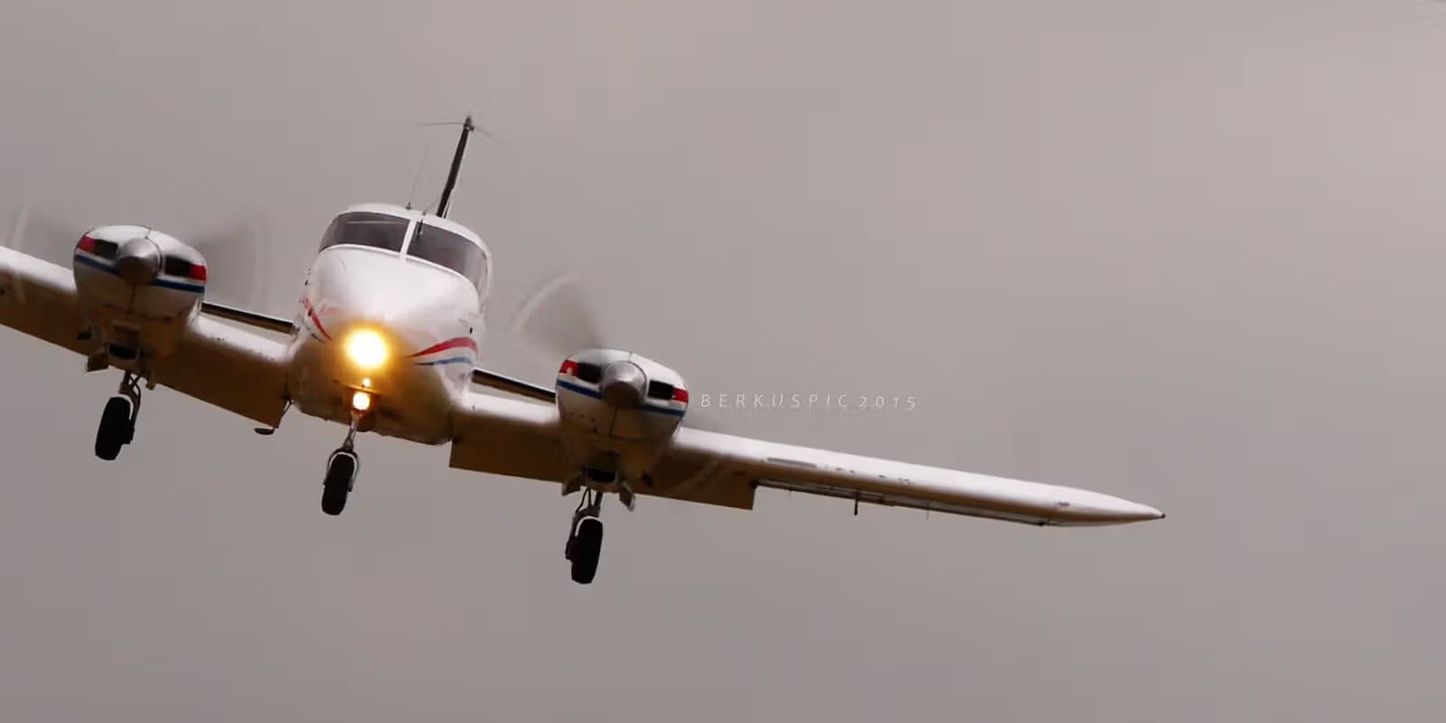 TI-AST — Twin-engine aircraft