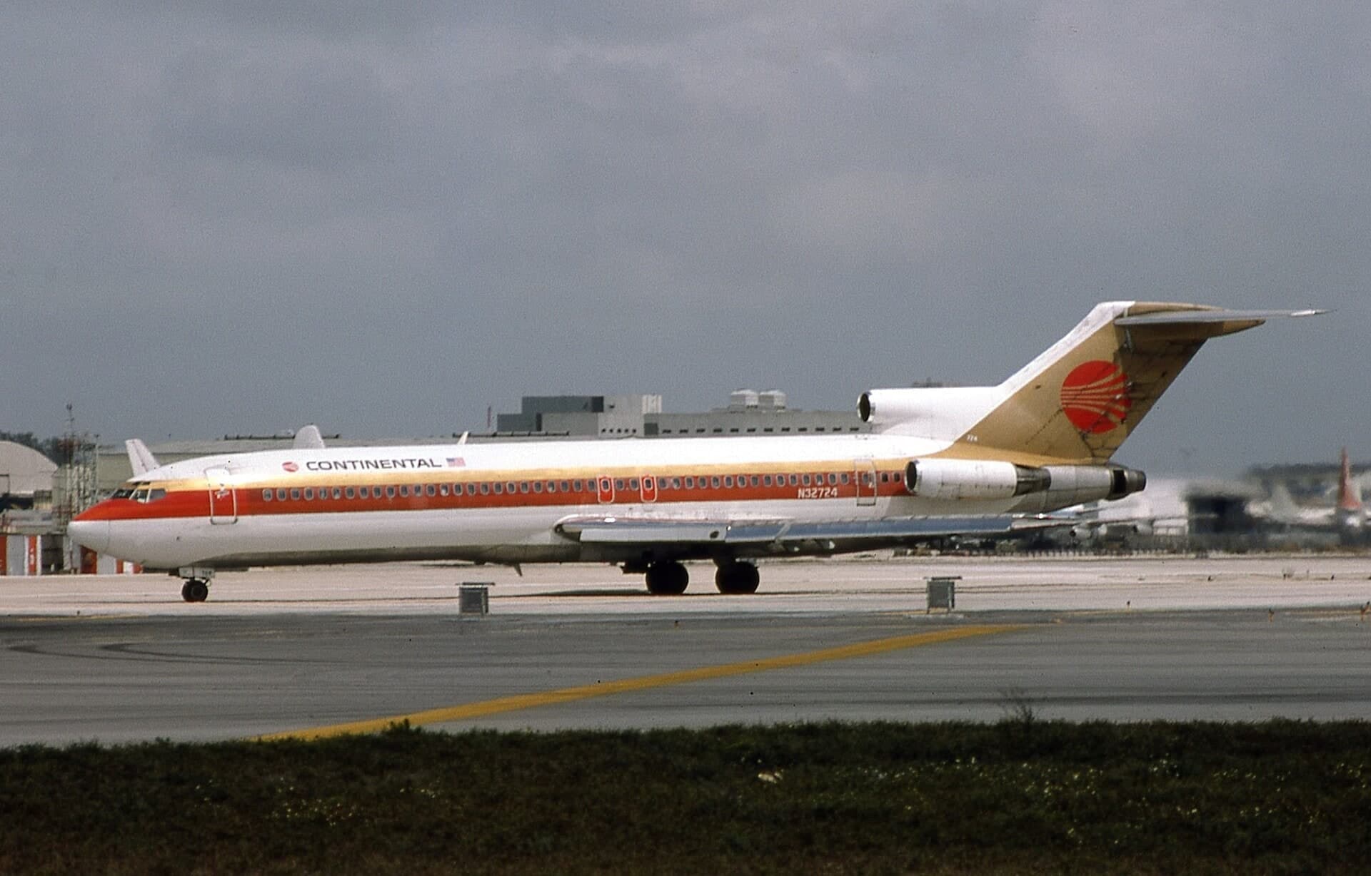 N32724 — Aircraft