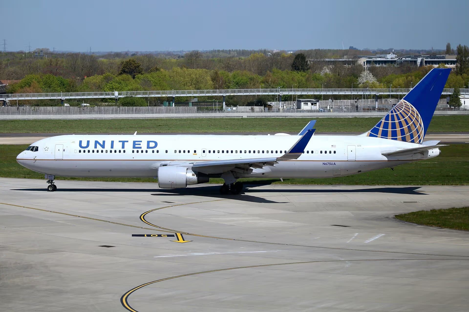 N675UA — Twin-engine aircraft