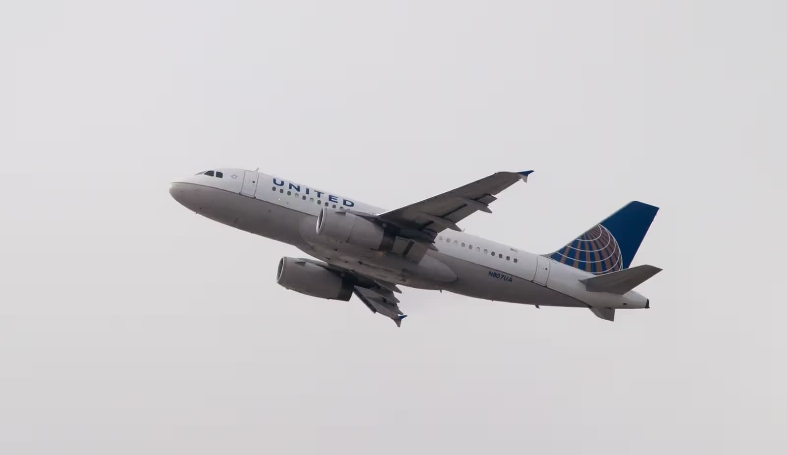 N807UA — Twin-engine aircraft