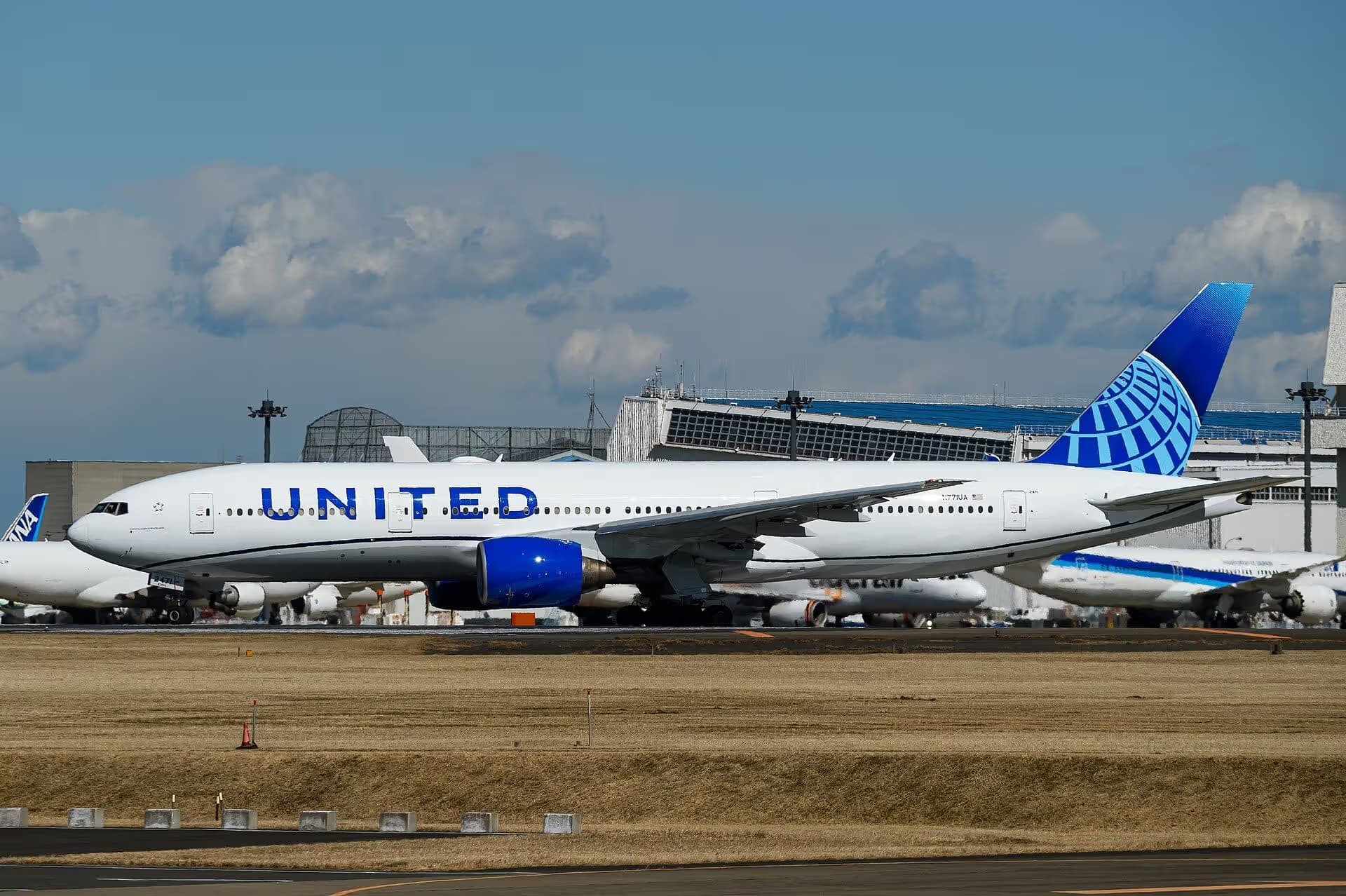 N771UA — Twin-engine aircraft