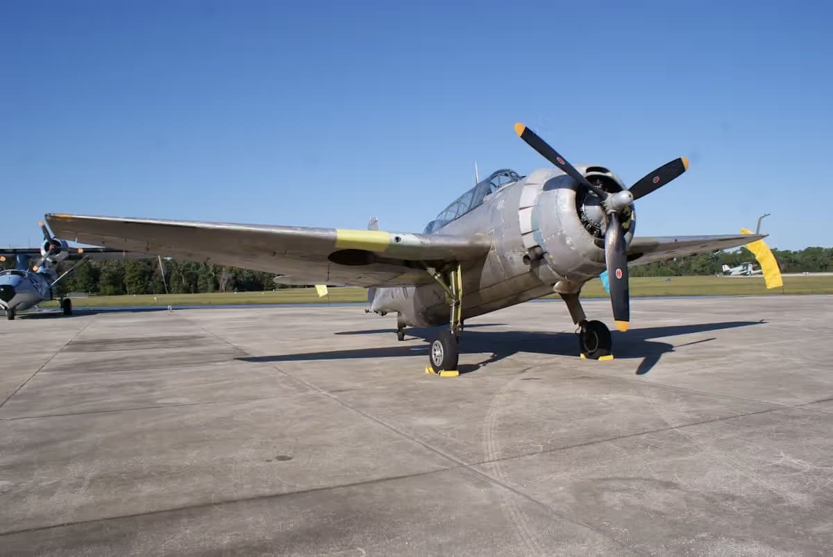 Unidentified — Single-engine aircraft