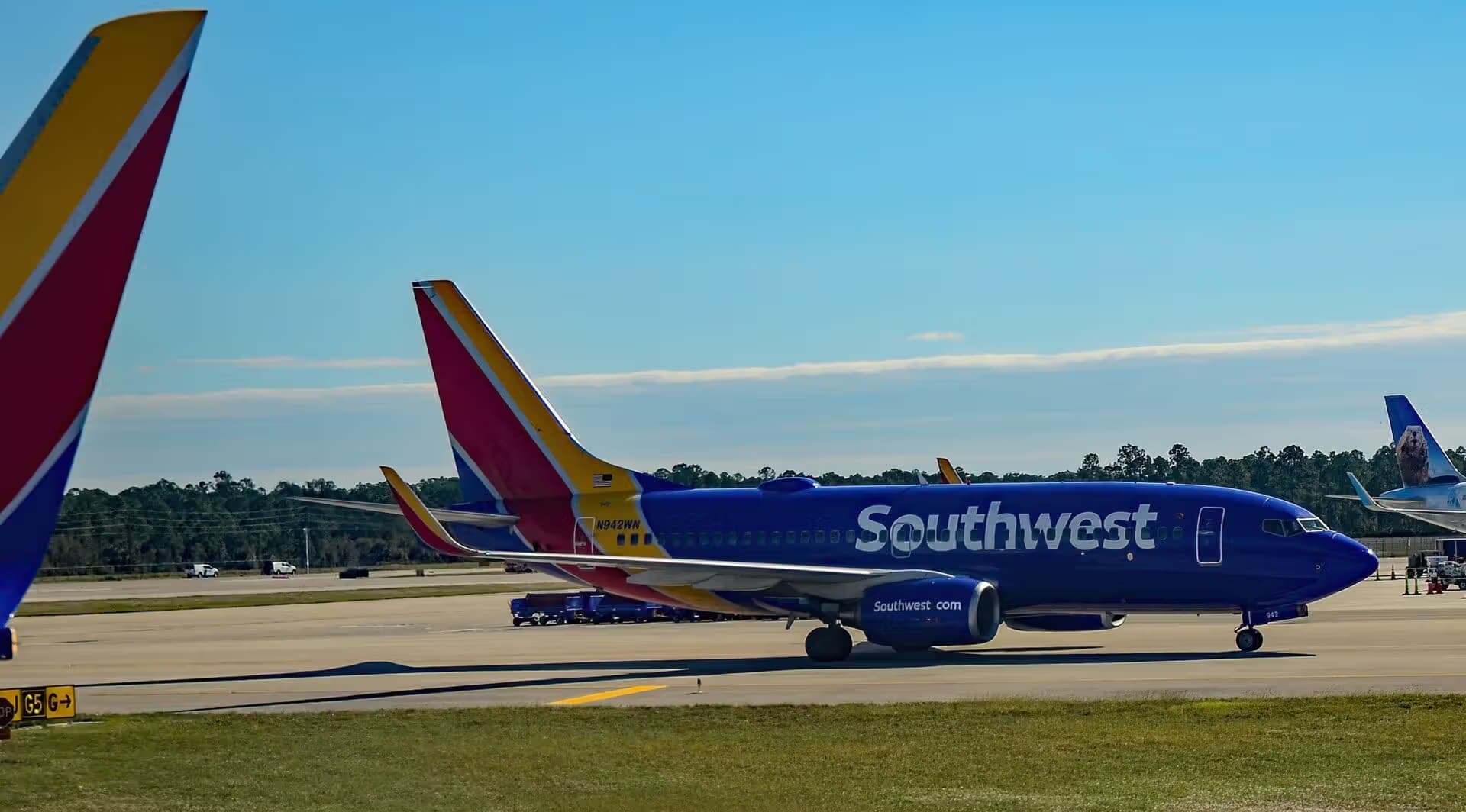 N942WN — Twin-engine aircraft