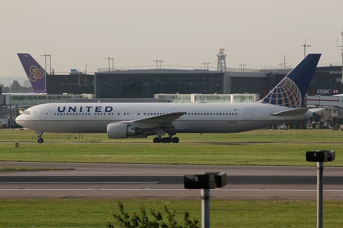 N647UA — Twin-engine aircraft