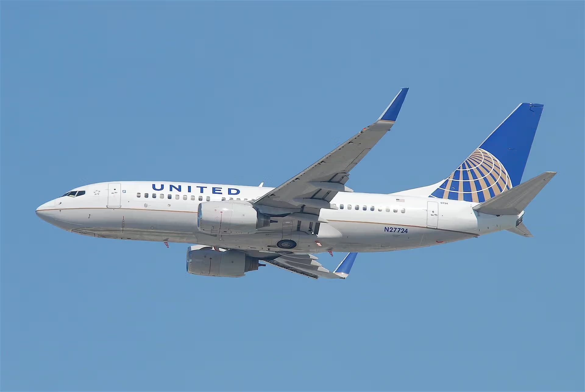 N27724 — Twin-engine aircraft