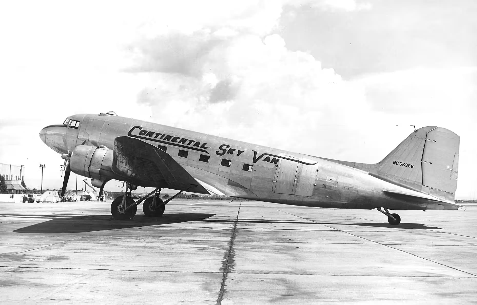 Unidentified — Twin-engine aircraft