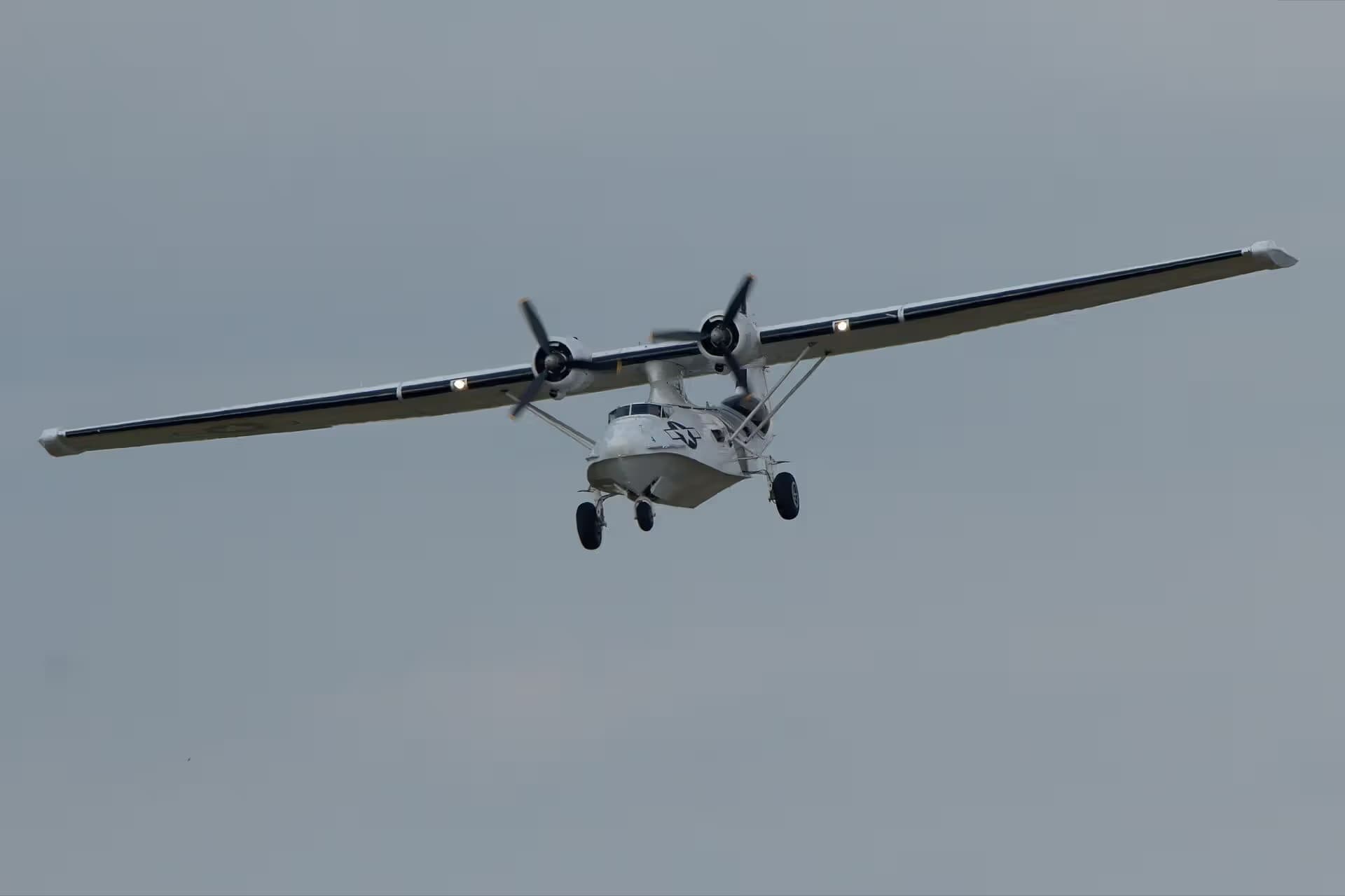 Unidentified — Twin-engine aircraft