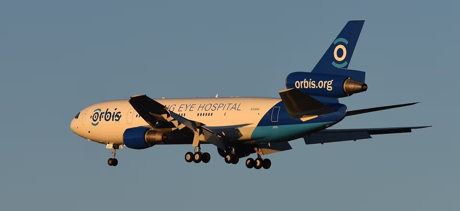 N330AU — Douglas