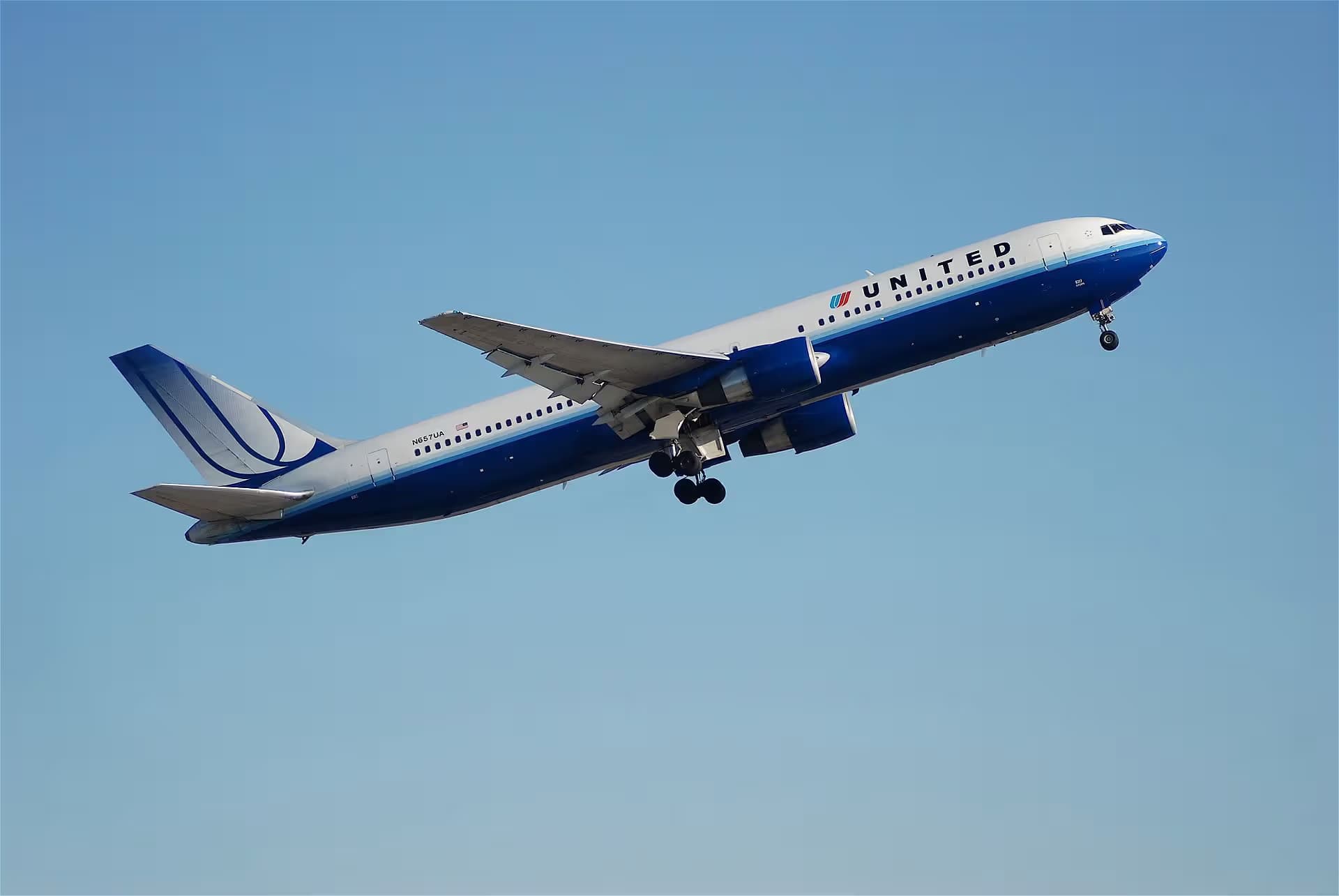 N657UA — Twin-engine aircraft