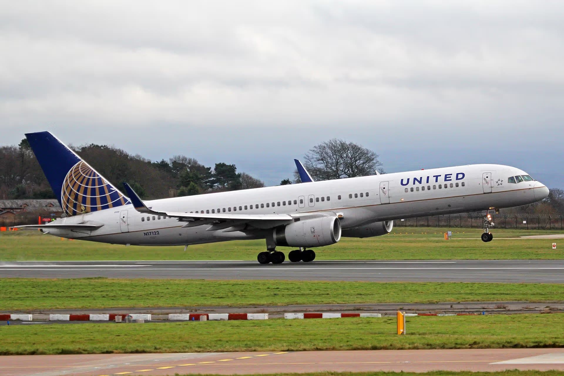 N17122 — Twin-engine aircraft