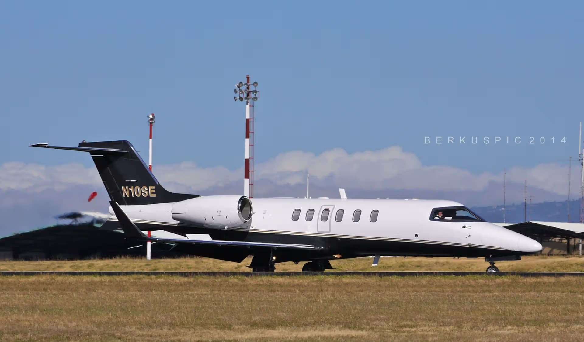 N10SE — Business jet