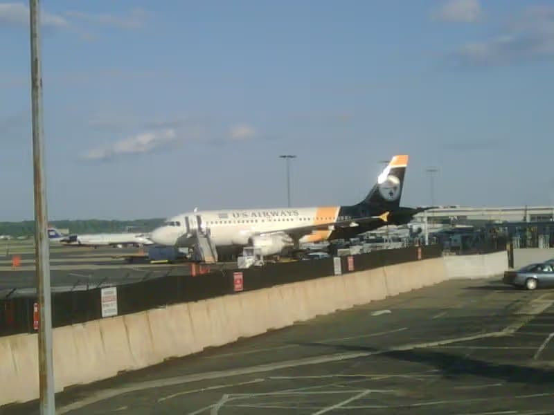 N733UW — Twin-engine aircraft