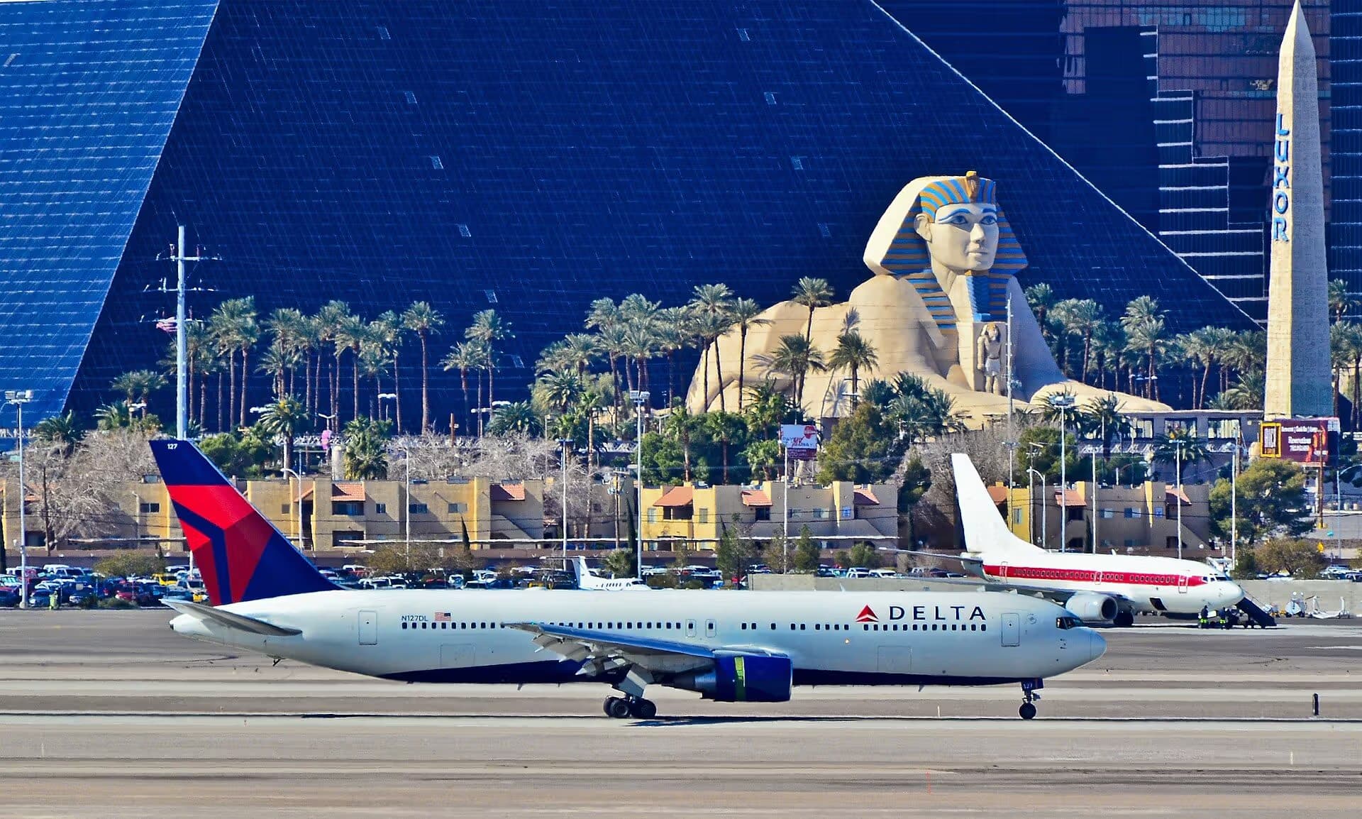 N127DL — Twin-engine aircraft