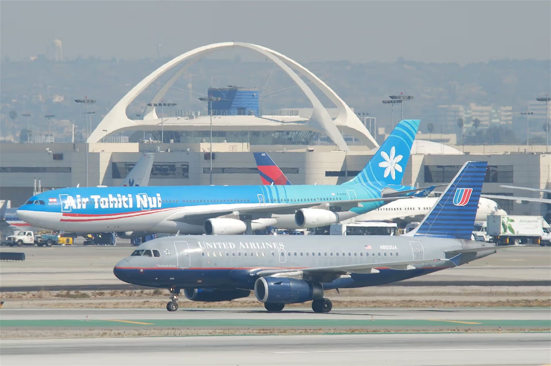 N850UA — Twin-engine aircraft