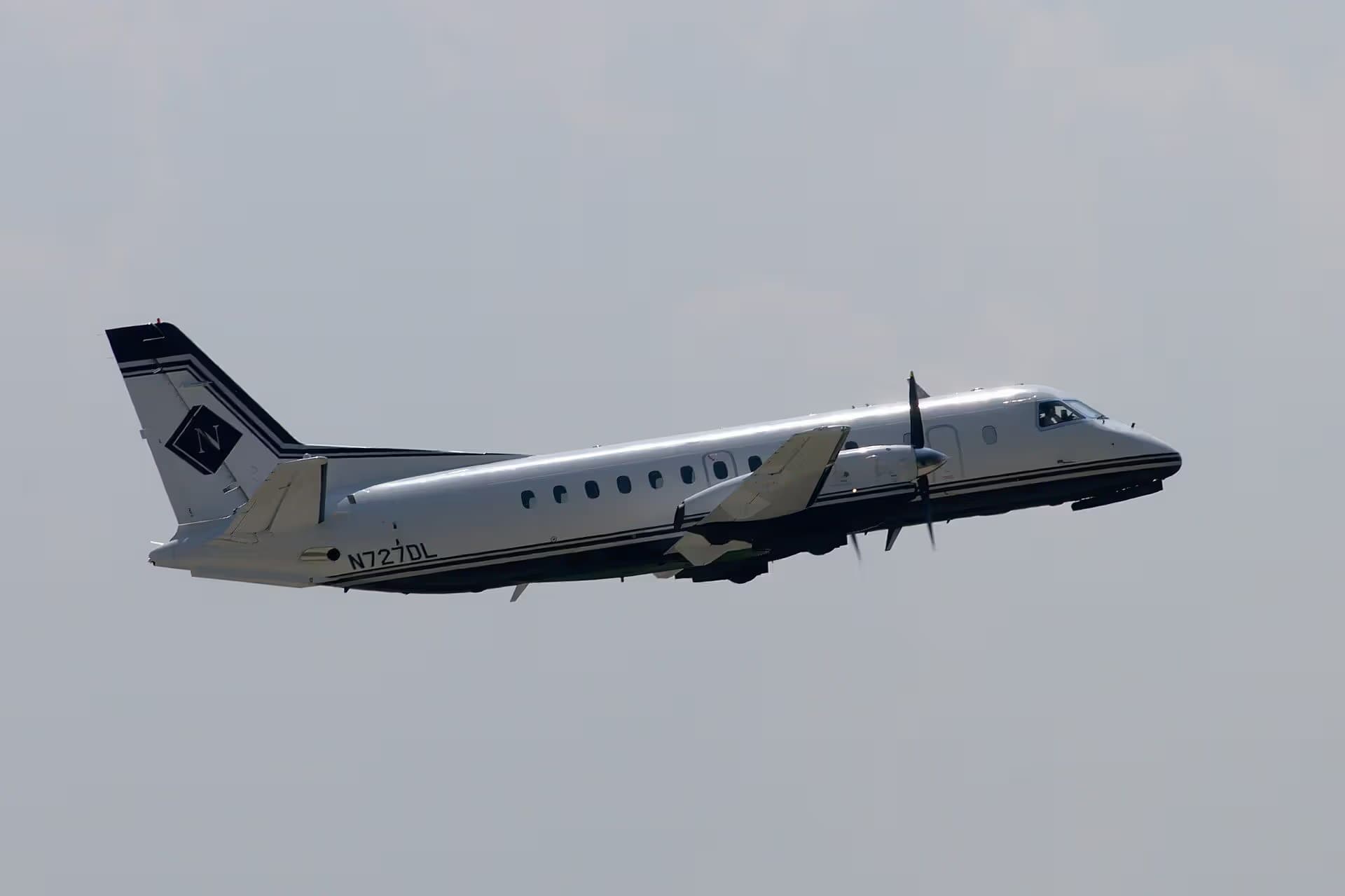 N727DL — Twin-engine aircraft