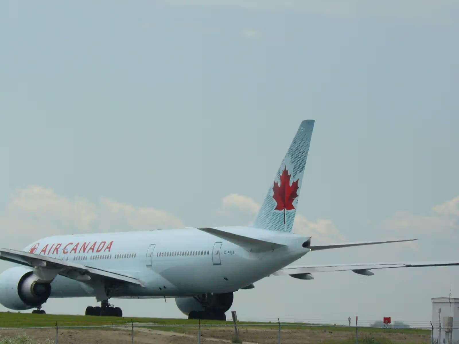 C-FIUA — Twin-engine aircraft