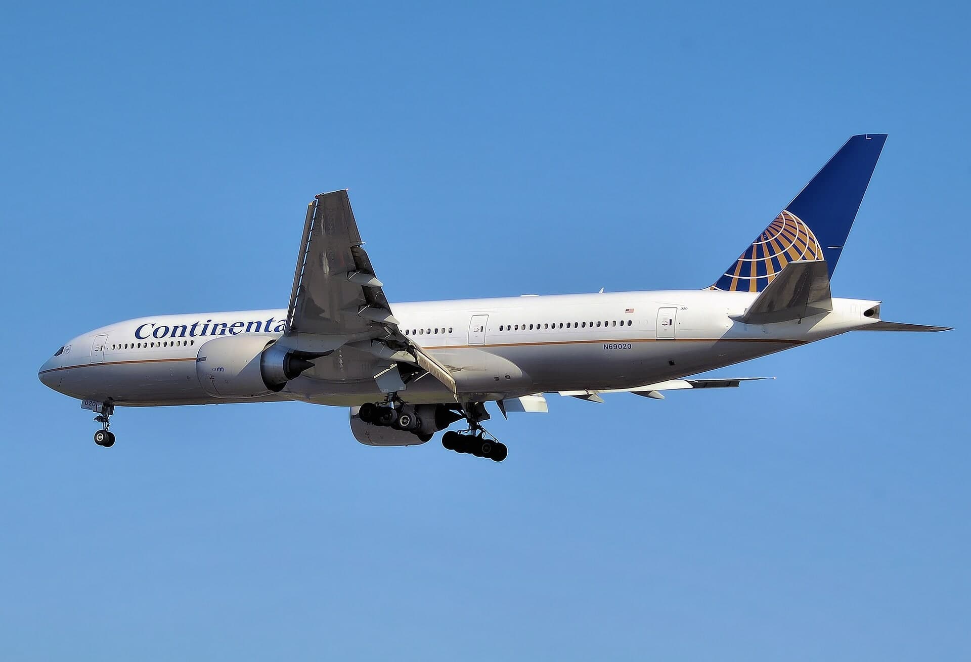 N69020 — Twin-engine aircraft