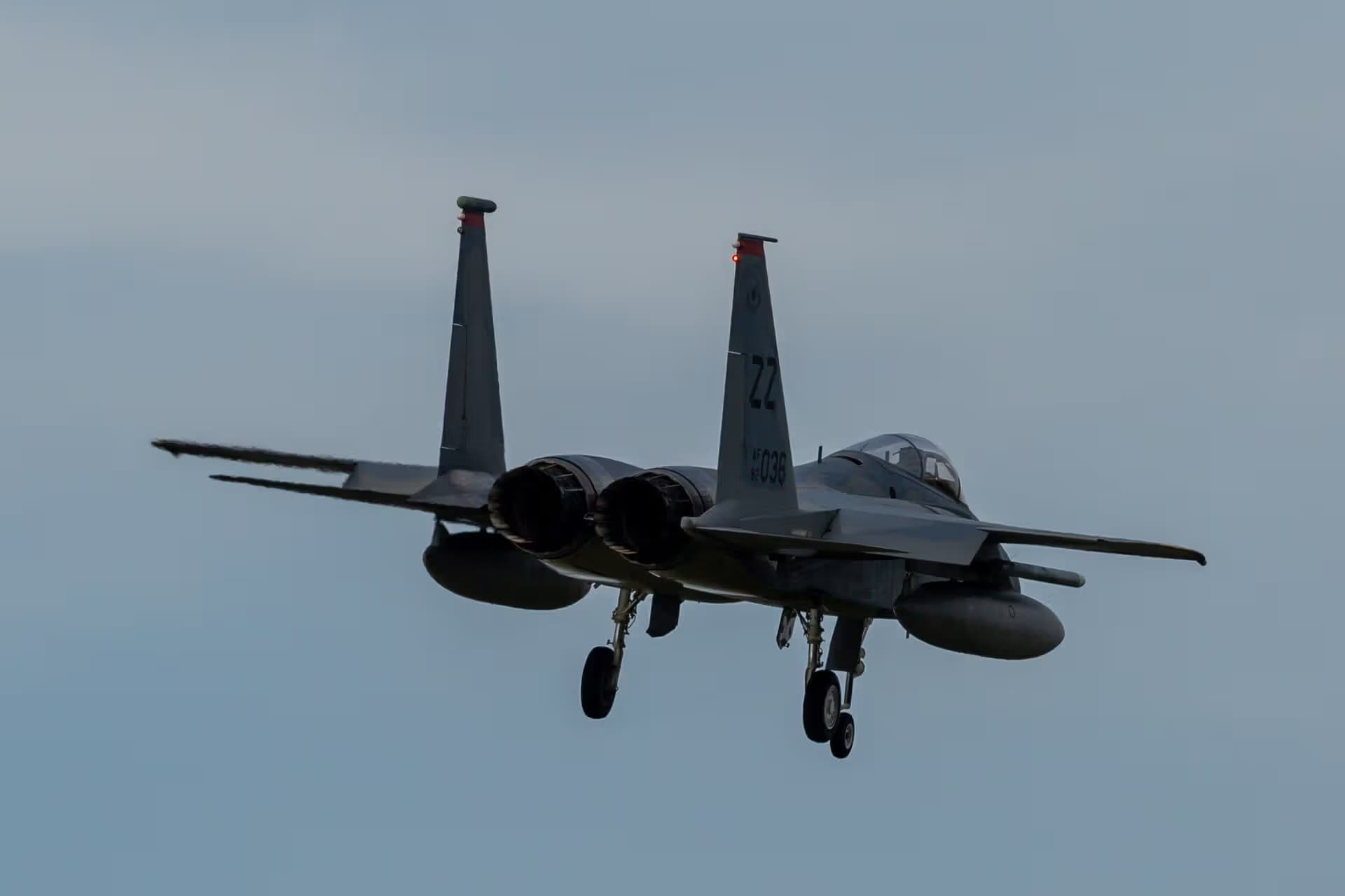 Unidentified — Twin-engine aircraft