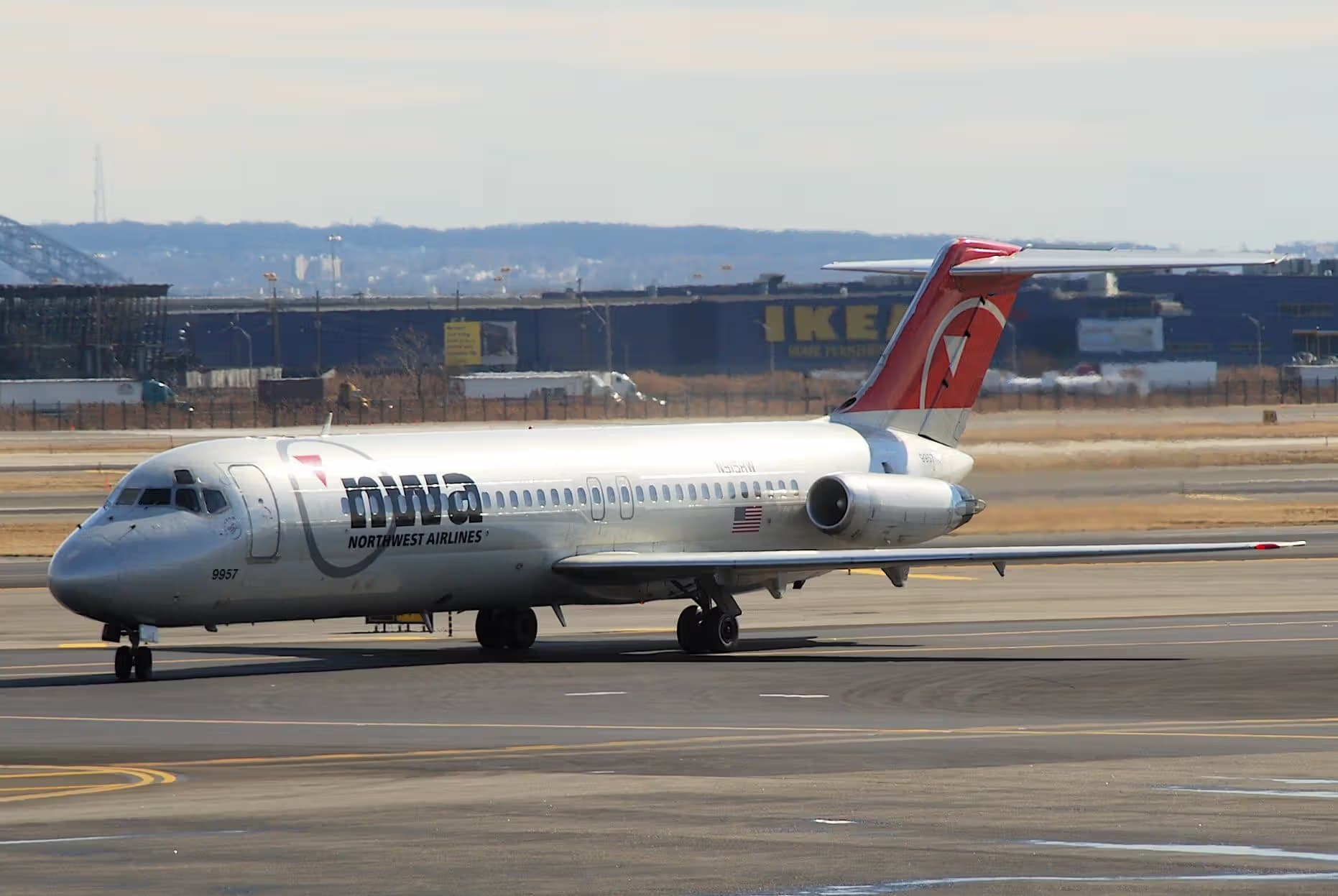 N915RW — Douglas