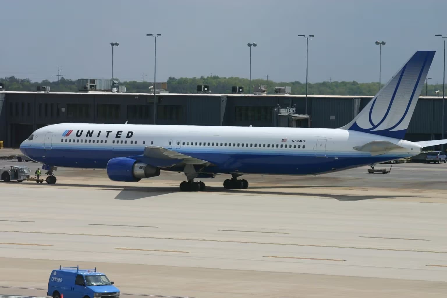 N644UA — Twin-engine aircraft