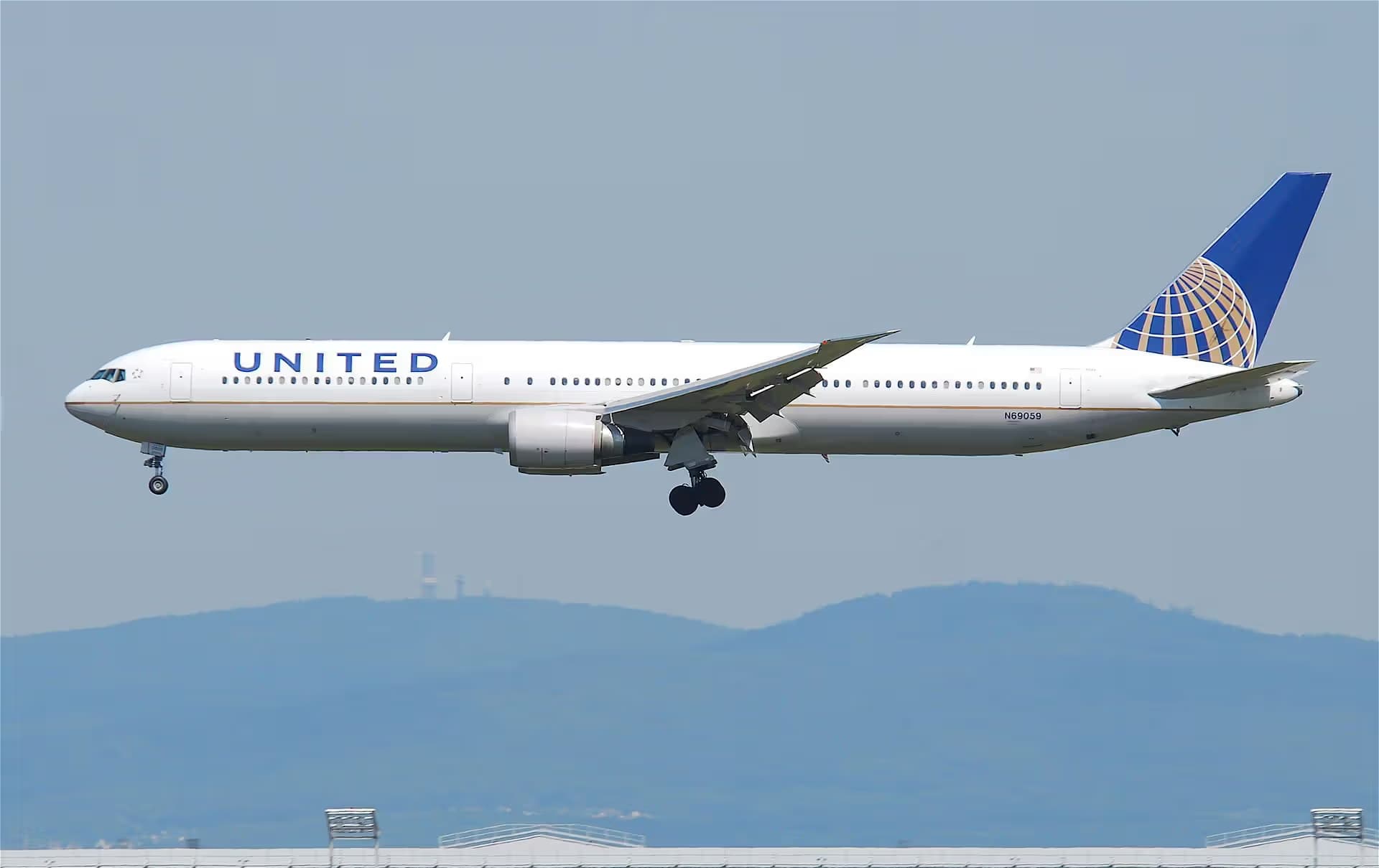 N69059 — Twin-engine aircraft