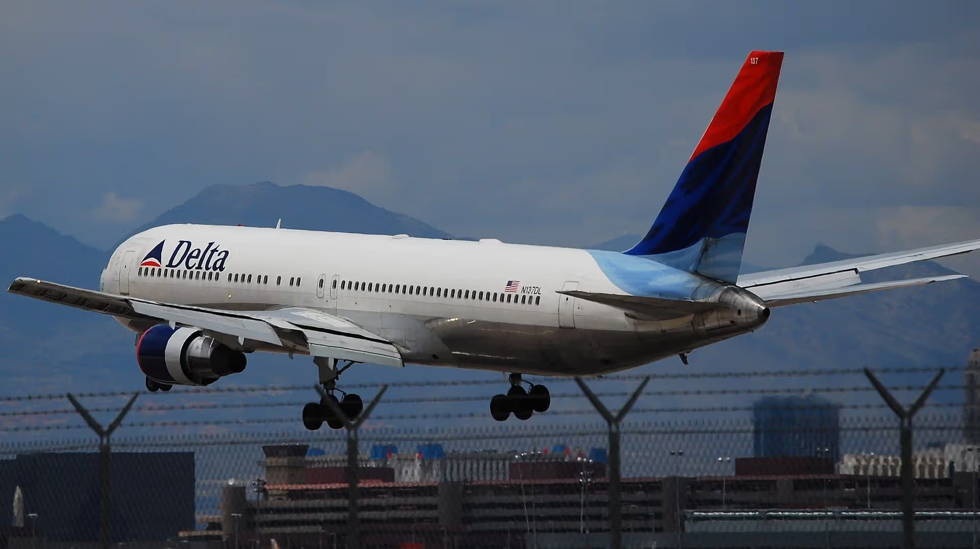 N137DL — Boeing