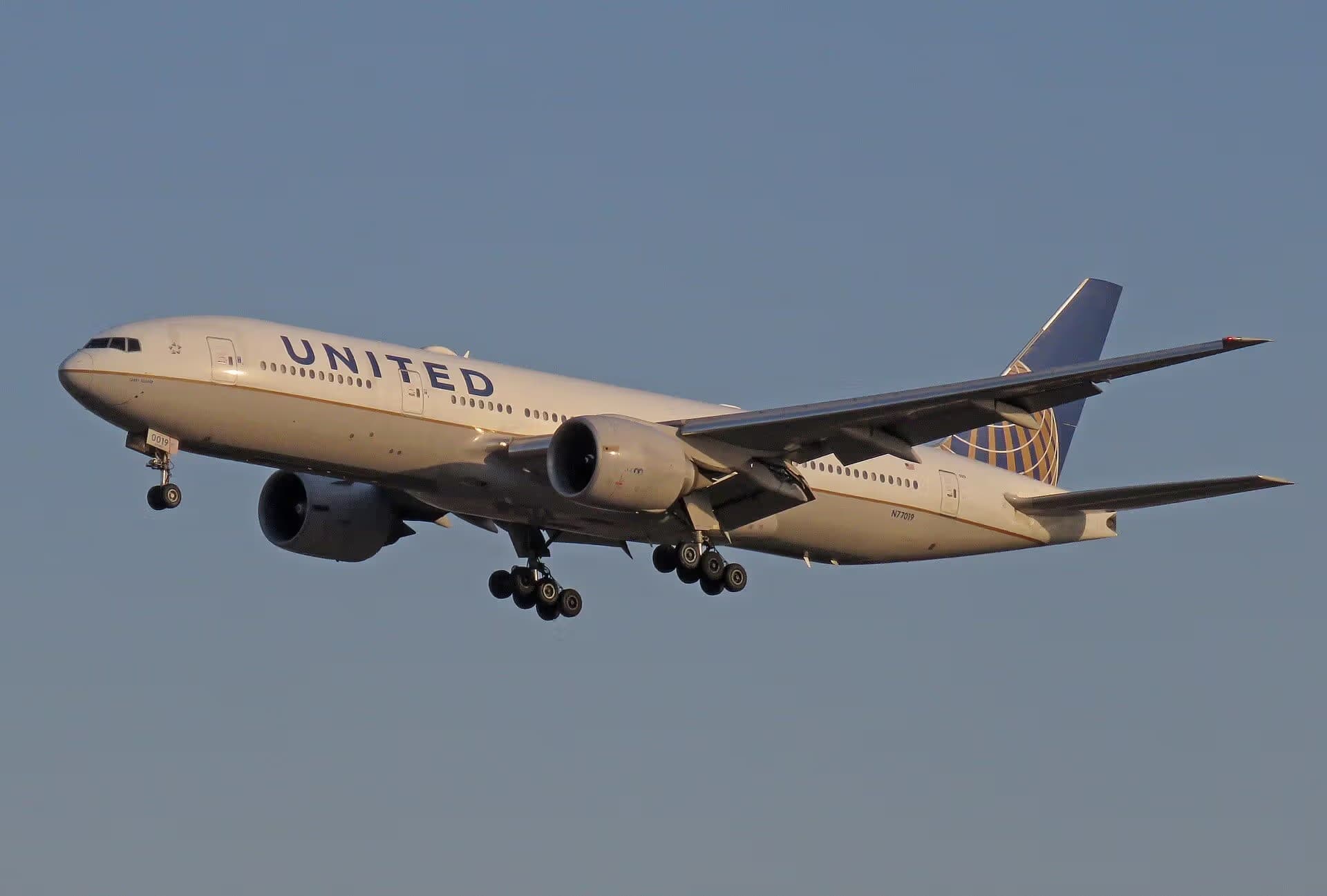 N77019 — Twin-engine aircraft