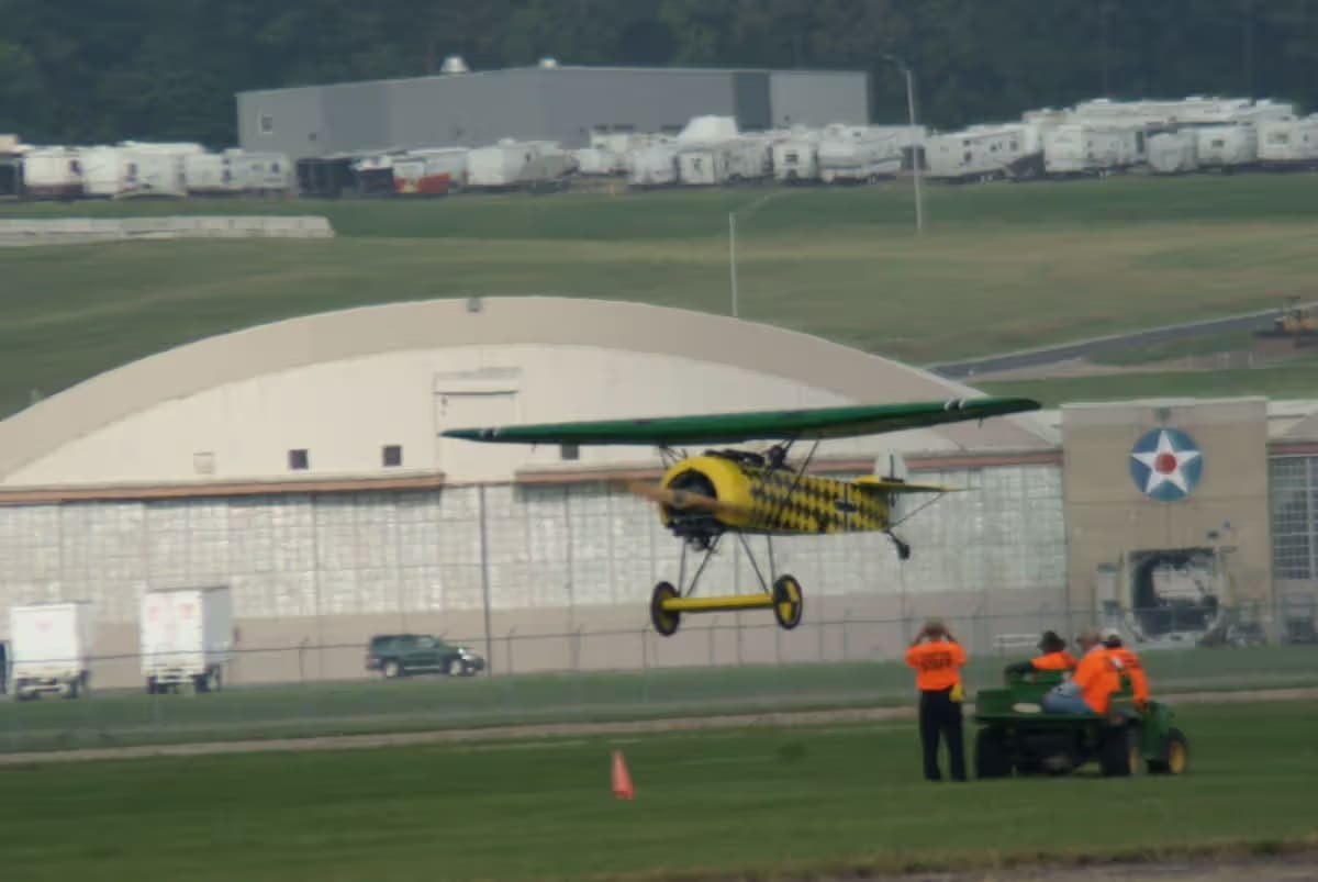 Unidentified — Single-engine aircraft