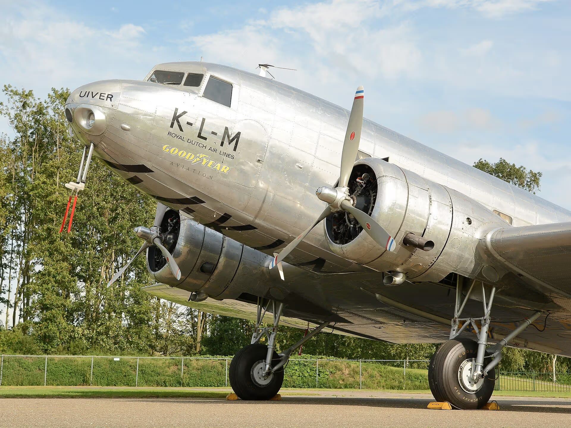 Unidentified — Twin-engine aircraft