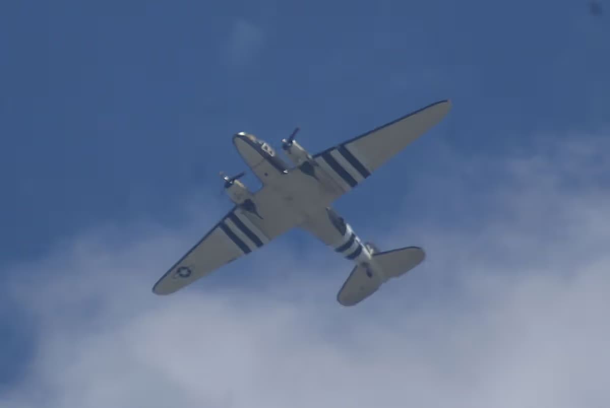 Unidentified — Twin-engine aircraft