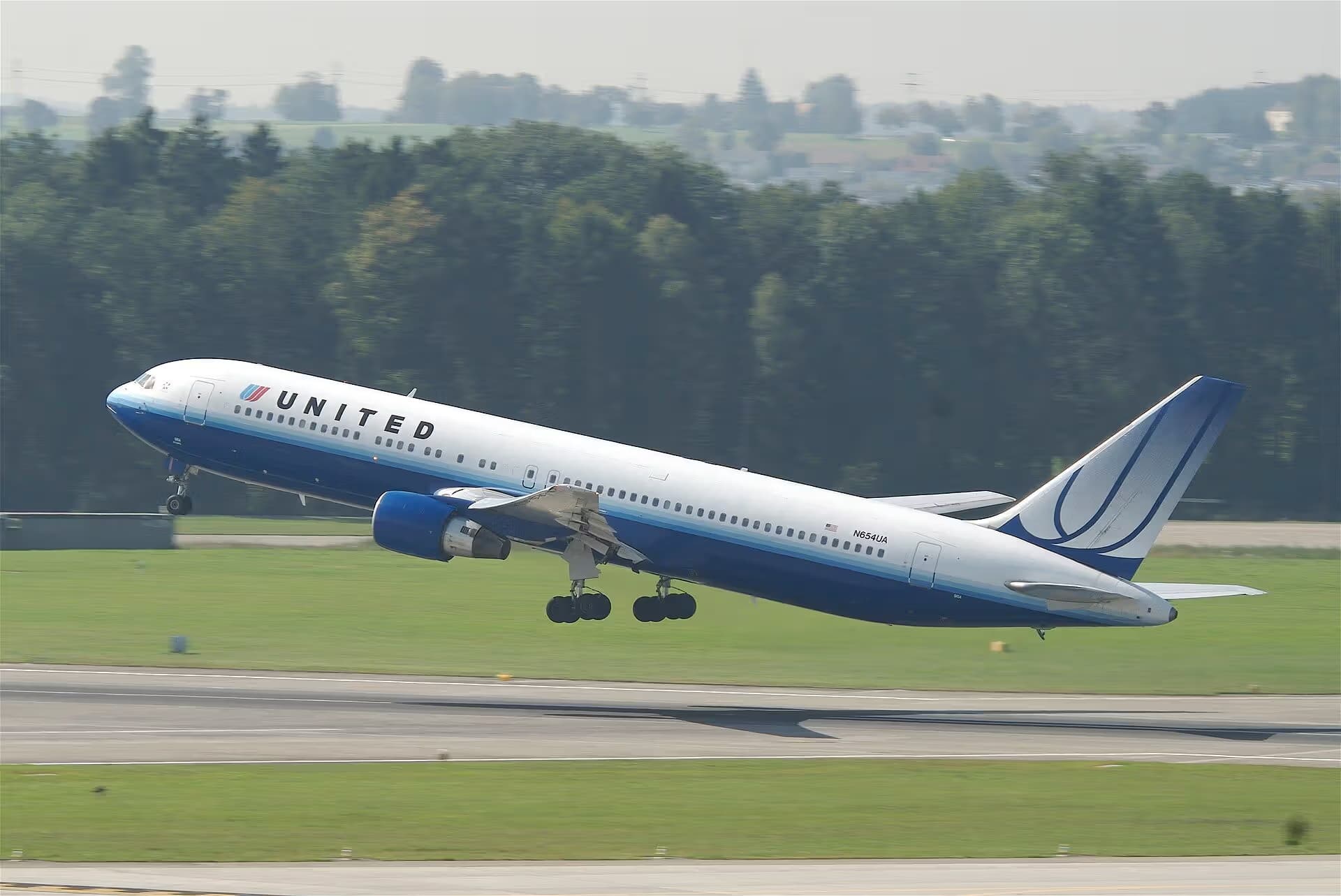 N654UA — Twin-engine aircraft
