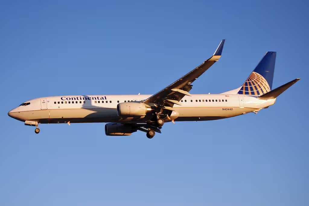N45440 — Twin-engine aircraft