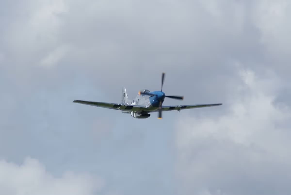 Unidentified — Single-engine aircraft